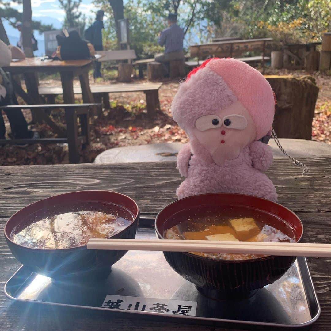 片岡メリヤスさんのインスタグラム写真 - (片岡メリヤスInstagram)「JR高尾駅〜高尾山古道入口〜高尾山〜城山〜千木良登山口〜相模湖〜相模湖温泉うるり(プレジャーフォレスト)〜相模湖駅  紅葉真っ盛りの祝日にアグパーと山登り。 城山から相模湖へ下る道がとても良かった。 千木良登山口から相模湖駅へ帰ってもよかったけど、まだまだ歩ける感じだったから1時間くらい歩いて温泉まで行った。 帰りはプレジャーフォレストからバスで相模湖駅まで。 なんだかんだで3万歩くらい歩いた。 平日なら逆ルートで京王高尾山口に下りて温泉行くのもいいなと思った。 冬の間は気軽な山登りに月に2回くらい行ければ理想的だけど現実はなかなか難しい。 でも気軽に山登りに一緒に行ってくれる友達がいてくれるのはうれしい。」11月26日 17時58分 - kataokameriyasu