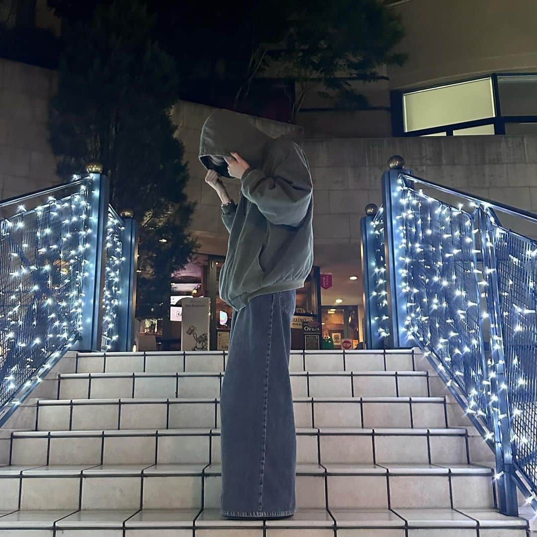 春山凜乃介のインスタグラム：「もう冬だよ〜 最近こーゆー服装大好き(๑♡∀♡๑) 上はkutirで下はJOHNLAWRENCESULLIVAN の服やよ皆もチェックしてみて✋ @kutir_men @johnlawrencesullivan_official  ・ ・ ・  #メンズ  #ファッション  #冬  #☃️❄️ #東京  #フーディ  #デニム」