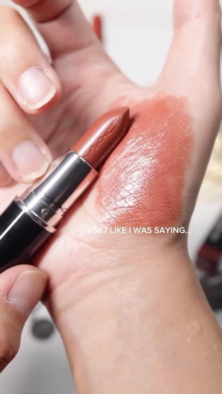 のインスタグラム：「🖤M‧A‧C BLACK FRIDAY 限時優惠推介🖤：#水漾潤澤唇膏💄 水晶般剔透閃耀嘅唇膏😍一抹即折射出最奪目嘅光澤感！ 高訂配方蘊含多種精油同玻尿酸，深層滋潤兼呵護雙唇  今個冬天都可擁有甜嫩水潤嘅琉璃水光唇💋  4大暢銷色選： 💄WELL,WELL, WELL 粉調淡裸色 💄OBVIOUSLY 暖調紅莓色 💄WORK CRUSH 奶油玫瑰色 💄LIKE I WAS SAYING 棕紅咖啡色  🖤M‧A‧C BLACK FRIDAY 限時購物驚喜  ⚡️【22-29/11 門市獨享*】全店任選所有妝品 買3️⃣享4️⃣ (贈送產品為最低價格產品)！ ⚡️【21-29/11 官網限定*】全店任選2件妝品，即享7折；購物滿$1,080，更額外獲贈 170粉底掃 (價值: $390)！  立即把握機會，入手心水妝品迎接節日派對！   *優惠受條款及細則約束。  Product featured: Lustreglass Sheer-Shine Lipstick 水漾潤澤唇膏 - HK$200 #MACHongKong #Regram from @mac_bryanchang  🖤M‧A‧C Black Friday Shopping Guide 🖤：Lustreglass Sheer-Shine Lipstick💄 Never let your look lack Lustre - even in Winter ✨ The fan-fav Lustreglass Sheer-Shine Lipsticks give lips an on-trend glow in a nourishing glide with effortlessly translucent and glossy shades, thanks to its skin-loving ingredients!💋  Starring 4 bestselling shades: 💄WELL,WELL, WELL. 💄OBVIOUSLY 蜜香伯爵茶 💄WORK CRUSH 太妃糖奶茶 💄LIKE I WAS SAYING  🖤M‧A‧C Black Friday Limited Offers  ⚡️[22-29/11 In-stores Exclusive*] Buy 3 Get 4, the lowest-priced product will be FREE!   ⚡️[21-29/11 Online Exclusive*] Shop any 2 products and get 30% OFF; received an extra 170 Foundation Brush for FREE (Value: $390) upon $1,080 purchase.   Shop with the best offers and get all you need from M‧A‧C!   *Terms and conditions apply.」