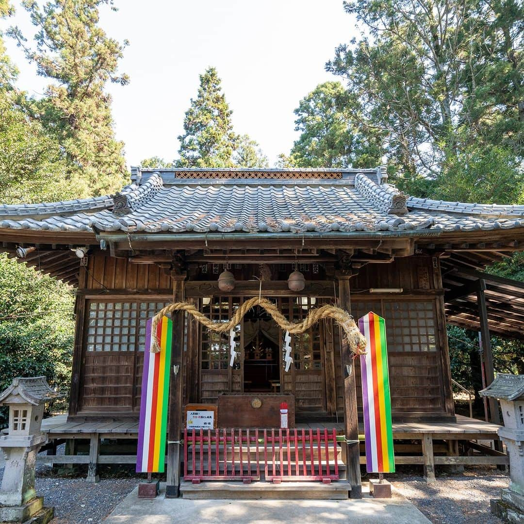 旅色さんのインスタグラム写真 - (旅色Instagram)「【栃木県｜栃木・佐野・足利・鹿沼】下野星宮神社　| 厄除け・方位除け・開運導きの神様⛩🐇  大同2年（807年）、藤原鎌足公十代の後裔である飛鳥井刑部卿が開拓司として居住、所を児山の郷の乾の方にして宮内と称し、磐裂神・根裂神を祀る鎮守とされたのが始まりとされる「下野星宮神社」。 のちに香取神宮より経津主神を勧誘。  御神徳は開運厄除・方位除け・武運・開拓・窮地を救うといった、人々が背負う星々（一生）をお守りいただける霊験あらたかな神社です。  ＼✨おすすめポイント01✨／ ◎パワースポット「あすなろ龍神御柱」 境内にて発見された金色のモグラにあやかり奉製された「あすなろ龍神御柱」は、モグラが龍になって空を飛びたいと願った、日本古来の神話が元になっている。現在は年間多くの人が訪れる、金運上昇・諸願成就のパワースポット。  ＼✨おすすめポイント02✨／ ◎「勝石（魔去る石）」 日頃、知らず知らずの内に自身の身についた厄や魔を厄割玉に移し、「勝石（魔去る石）」に投げて当てることで身が清められ、勝運や幸運を授かるとされる神事。「勝石（魔去る石）」は境内北側の遊歩道にあり、厄割玉は社務所で購入可能。  —-✄———-✄———-✄—ー  【下野星宮神社】 @hoshinomiya_jinja 📍栃木県下野市下古山1530 ［車］北関東自動車壬生ICより約10分 ［電車］JR各線石橋駅より車で約7分 TEL：0285-53-1706 [旅色を見たとお伝えください]  旅色：https://tabiiro.jp/leisure/s/210021-shimotsuke-hoshinomiya/ 公式：https://hoshinomiya-jinjya.com/  —-✄———-✄———-✄—ー  #旅色 #下野星宮神社 #星宮神社 #栃木県 #下野市 #しめ縄 #蛇のしめ縄 #金運 #健康 #長寿 #御朱印 #御朱印帳 #栃木県の神社 #神社巡り #神社 #開運招福 #栃木県 #下野市 #神社 #神社巡り #神社仏閣 #御朱印 #限定御朱印 #神楽 #白狐 #五穀豊穣 #厄除 #方位」11月26日 18時00分 - tabiiro