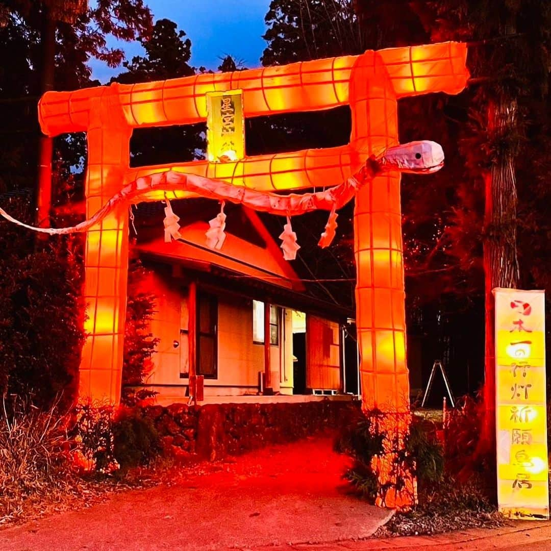 旅色のインスタグラム：「【栃木県｜栃木・佐野・足利・鹿沼】下野星宮神社　| 厄除け・方位除け・開運導きの神様⛩🐇  大同2年（807年）、藤原鎌足公十代の後裔である飛鳥井刑部卿が開拓司として居住、所を児山の郷の乾の方にして宮内と称し、磐裂神・根裂神を祀る鎮守とされたのが始まりとされる「下野星宮神社」。 のちに香取神宮より経津主神を勧誘。  御神徳は開運厄除・方位除け・武運・開拓・窮地を救うといった、人々が背負う星々（一生）をお守りいただける霊験あらたかな神社です。  ＼✨おすすめポイント01✨／ ◎パワースポット「あすなろ龍神御柱」 境内にて発見された金色のモグラにあやかり奉製された「あすなろ龍神御柱」は、モグラが龍になって空を飛びたいと願った、日本古来の神話が元になっている。現在は年間多くの人が訪れる、金運上昇・諸願成就のパワースポット。  ＼✨おすすめポイント02✨／ ◎「勝石（魔去る石）」 日頃、知らず知らずの内に自身の身についた厄や魔を厄割玉に移し、「勝石（魔去る石）」に投げて当てることで身が清められ、勝運や幸運を授かるとされる神事。「勝石（魔去る石）」は境内北側の遊歩道にあり、厄割玉は社務所で購入可能。  —-✄———-✄———-✄—ー  【下野星宮神社】 @hoshinomiya_jinja 📍栃木県下野市下古山1530 ［車］北関東自動車壬生ICより約10分 ［電車］JR各線石橋駅より車で約7分 TEL：0285-53-1706 [旅色を見たとお伝えください]  旅色：https://tabiiro.jp/leisure/s/210021-shimotsuke-hoshinomiya/ 公式：https://hoshinomiya-jinjya.com/  —-✄———-✄———-✄—ー  #旅色 #下野星宮神社 #星宮神社 #栃木県 #下野市 #しめ縄 #蛇のしめ縄 #金運 #健康 #長寿 #御朱印 #御朱印帳 #栃木県の神社 #神社巡り #神社 #開運招福 #栃木県 #下野市 #神社 #神社巡り #神社仏閣 #御朱印 #限定御朱印 #神楽 #白狐 #五穀豊穣 #厄除 #方位」