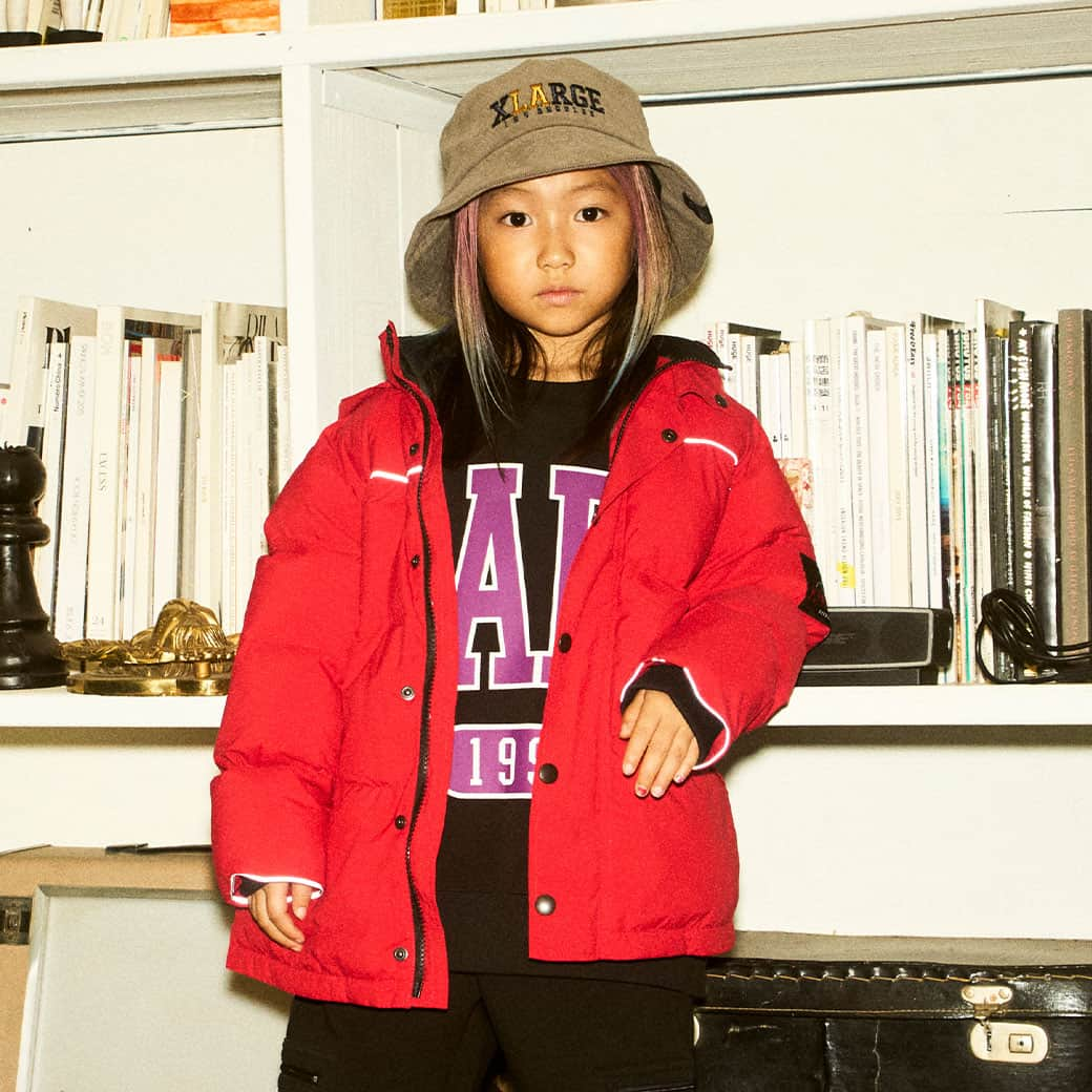 X-girl Stages Officialのインスタグラム：「⭐️XLARGE KIDS(エクストララージ キッズ)⭐️ ⁡　 　 【機能中綿】を使用したフードが取り外せるデザインのミドル丈ブルゾンは、前側・後ろ側・袖口にあるリフレクターパイピングがついているのがポイント！光にあたると反射するので暗い夜道も安全です。 ⁡　 機能中綿とは💭 アメリカ・デュポン社の高性能ポリエステルSorona(ソロナ）を使用し、一部植物由来で再生可能な原料を使用し、持続可能性に優れた素材。 羽毛のような軽さと温かさで保温性に優れ、湿気が多いところでも衣類内が蒸れにくく、心地の良い圧縮性と回復性の高さが特徴です。 ダウンすらも凌駕する抜群の保温性、耐久性を兼ね備えています。  　 ☑︎機能中綿ミドル丈ブルゾン 商品番号：9434306￥19,690 (税込) ⁡　 　 ••••••••••••••••••••••• ⁡　 💻📱公式オンラインSHOP NARUMIYA ONLINE 冬の新作アイテム続々入荷中✨ ⁡　 Instagramプロフィール↑↑↑URL🛍 または「ナルミヤオンライン」で検索して下さい🔍 @narumiyaonline_official ⁡　 •••••••••••••••••••••••• ⁡　  #エクストララージキッズ #XLARGEKIDS  #エクストララージ #XLARGE  #ナルミヤオンライン #kidsfashion #kids #キッズ #キッズファッション #アウター #ストリートコーデ #kidswear #instatoddler #冬服 #キッズモデル #子供服 #子供服通販 #narumiyaonline #男の子コーデ #男の子ママ #kidsfashion #ogゴリラ #中綿」