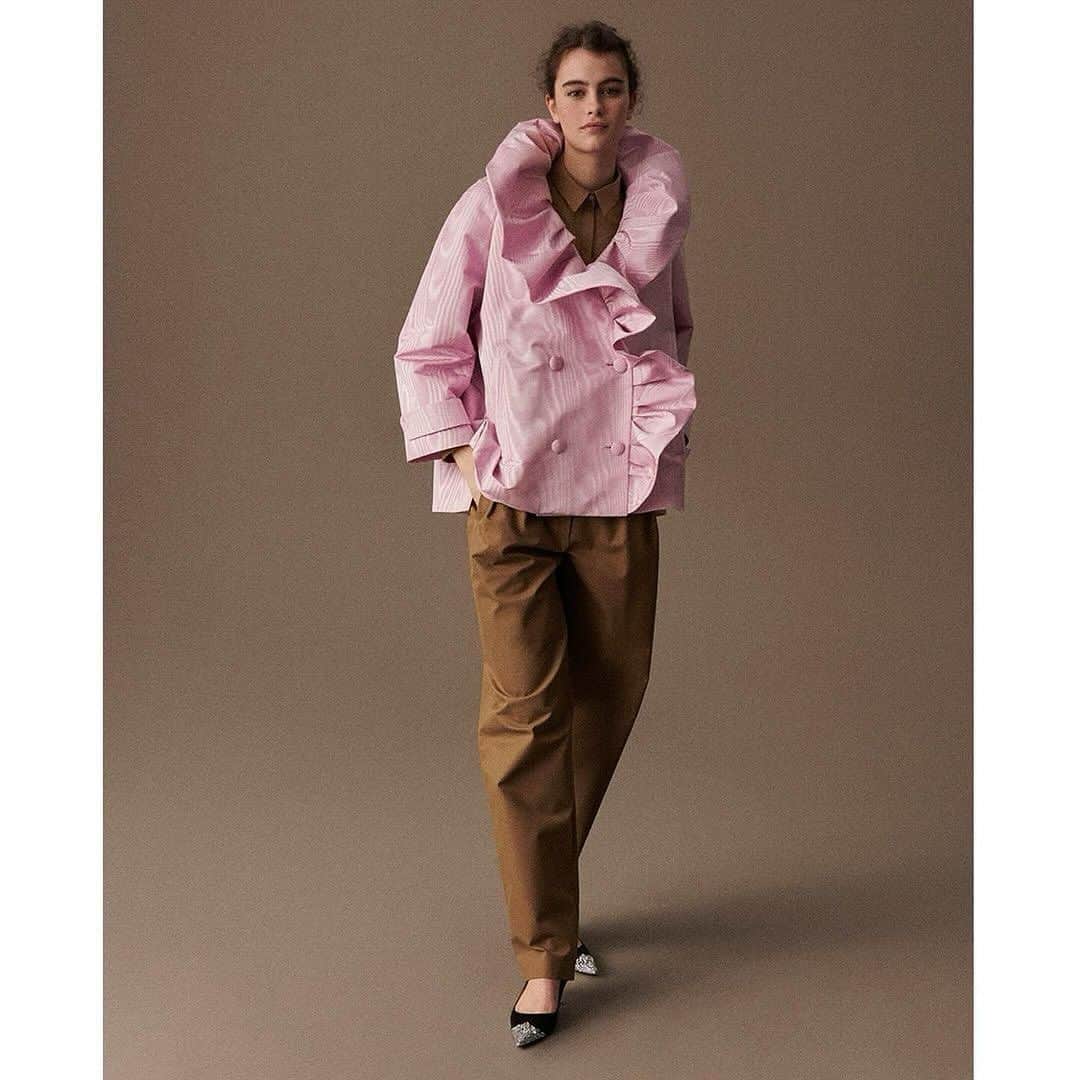 ルッツのインスタグラム：「Luz Sanchez @luzsanchezgodin in @delpozo F/W 2018 🥰 - - - - #delpozo #madrid #modaes #modaespañola #madridfashion #pink #pinkjacket #couture #brown #ruffles #lookdodia #lookoftheday #styleinspo #outfitinspo #outfitinspiration  #lutzhuelle」