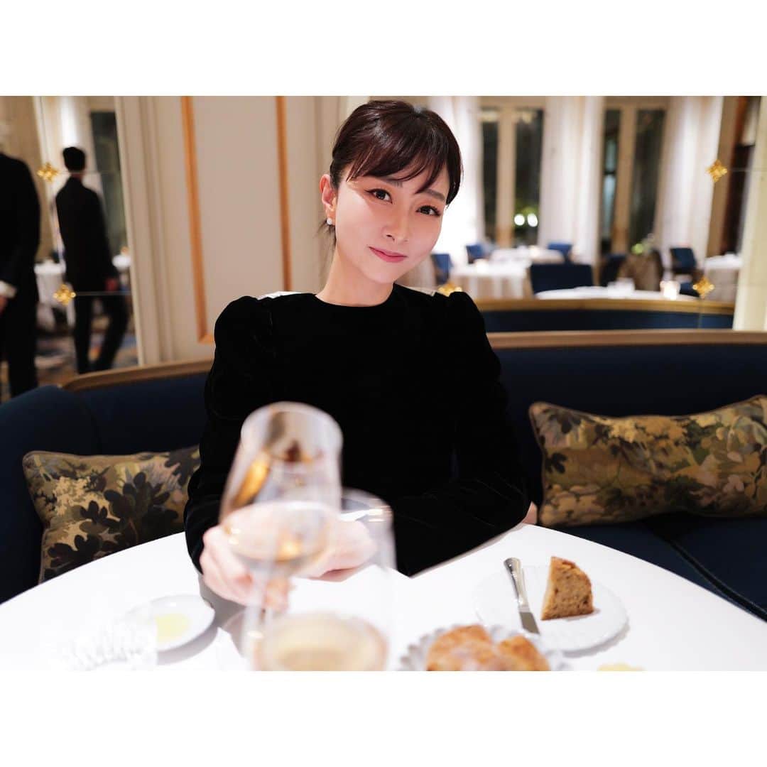 石井美保のインスタグラム：「ParisのDinnerで大活躍だった @ludlow_official  のベルベットワンピース。 #mihoishii_paris #espadon#ritzparis」