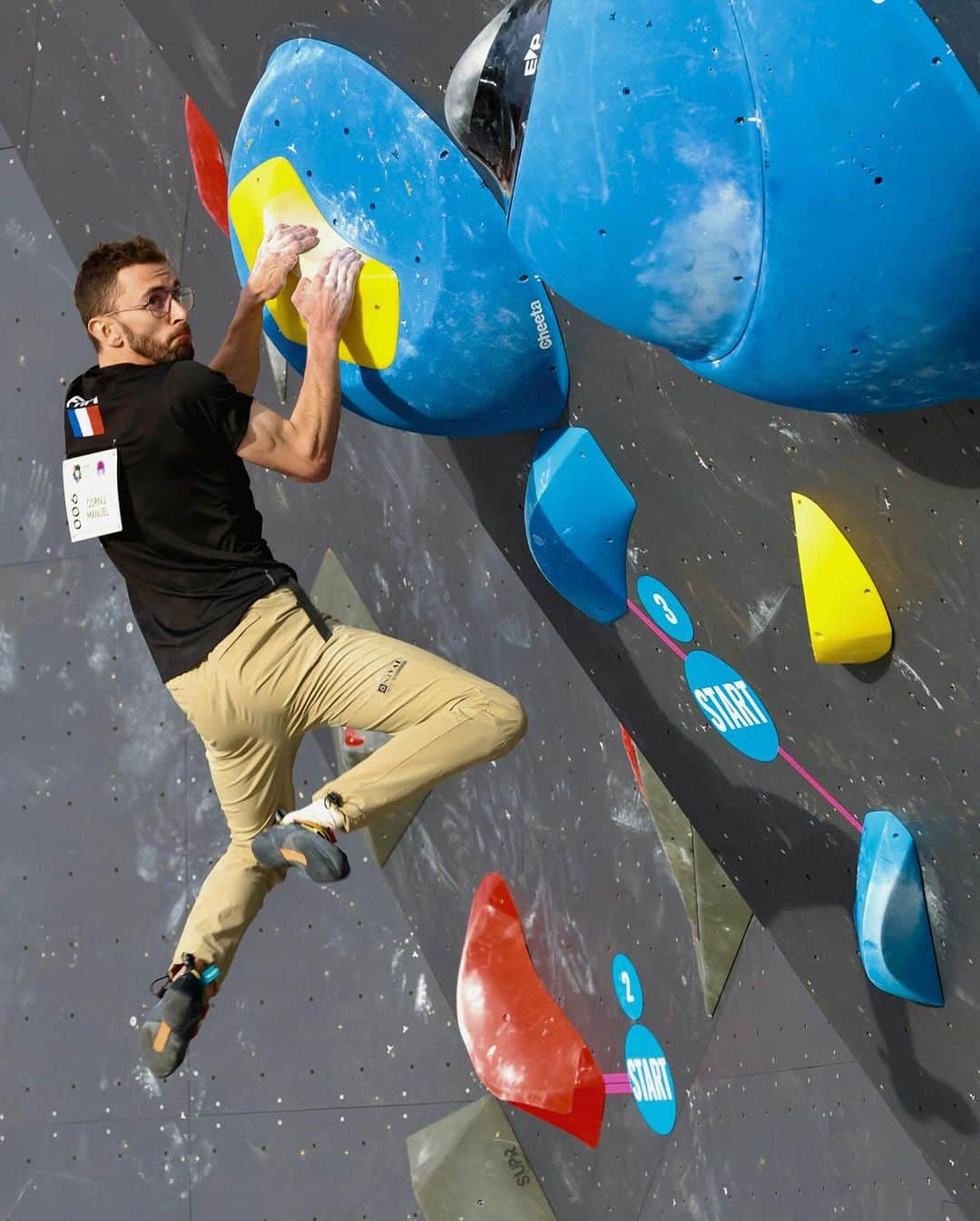 Manu Cornuさんのインスタグラム写真 - (Manu CornuInstagram)「Voir Manu en action avec notre pantalon Nival Gravity à l'IFSC nous rappelle que nos rêves sont atteignables !  Depuis nos débuts, @manu_cornu a été un pilier pour Nival, alliant soutien et inspiration. Son dévouement pour notre mission @nival.charity symbolise un esprit de persévérance et de générosité unique.  Il y a plus d'un an, Manu a été le premier à soutenir notre campagne en achetant le t-shirt créé spécialement pour l'occasion. Son geste en tant qu'ambassadeur nous a profondément émus, prouvant qu’il n’était pas avec nous pour son image.  Aujourd'hui, il nous surprend encore en donnant l'intégralité de son prize money de l’IFSC NEOM Beach Games à notre programme philanthropique.  Manu prouve que le vrai succès dépasse les trophées et les médailles. C'est ce que nous faisons pour les autres qui comptent vraiment.  Cette contribution nous aide à concrétiser notre projet de salle d'escalade de 48 m² avec l'ONG @maisonchance au Vietnam pour 2024.  Merci, Manu, de porter haut nos couleurs et nos ambitions. Grâce à toi, la communauté Nival repousse sans cesse ses limites.  Joyeux anniversaire French Tiger ! 🐅  _____  Seeing Manu in action with our Nival Gravity pants at the IFSC reminds us that our dreams are attainable!  Since our inception, @manu_cornu has been a pillar for Nival, combining support and inspiration. His dedication to our @nival.charity mission symbolizes a unique spirit of perseverance and generosity.  More than a year ago, Manu was the first to support our campaign by purchasing the T-shirt created especially for the occasion. His gesture as ambassador moved us deeply, proving that he wasn't with us just for his image.  Today, he surprises us again by donating his entire prize money from the IFSC NEOM Beach Games to our philanthropic program.  Manu proves that true success goes beyond trophies and medals. It's what we do for others that really counts.  This contribution helps us to realize our project for a 48 m² climbing gym with the NGO @maisonchance in Vietnam by 2024.  Thank you, Manu, for carrying our colors and ambitions high. Thanks to you, the Nival community is constantly pushing its limits.  Happy birthday French Tiger! 🐅」11月26日 18時10分 - manu_cornu