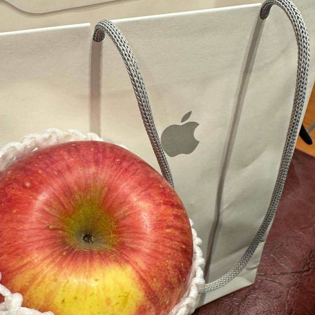 藤原ヒロシのインスタグラム：「林檎の袋で届いたapple」