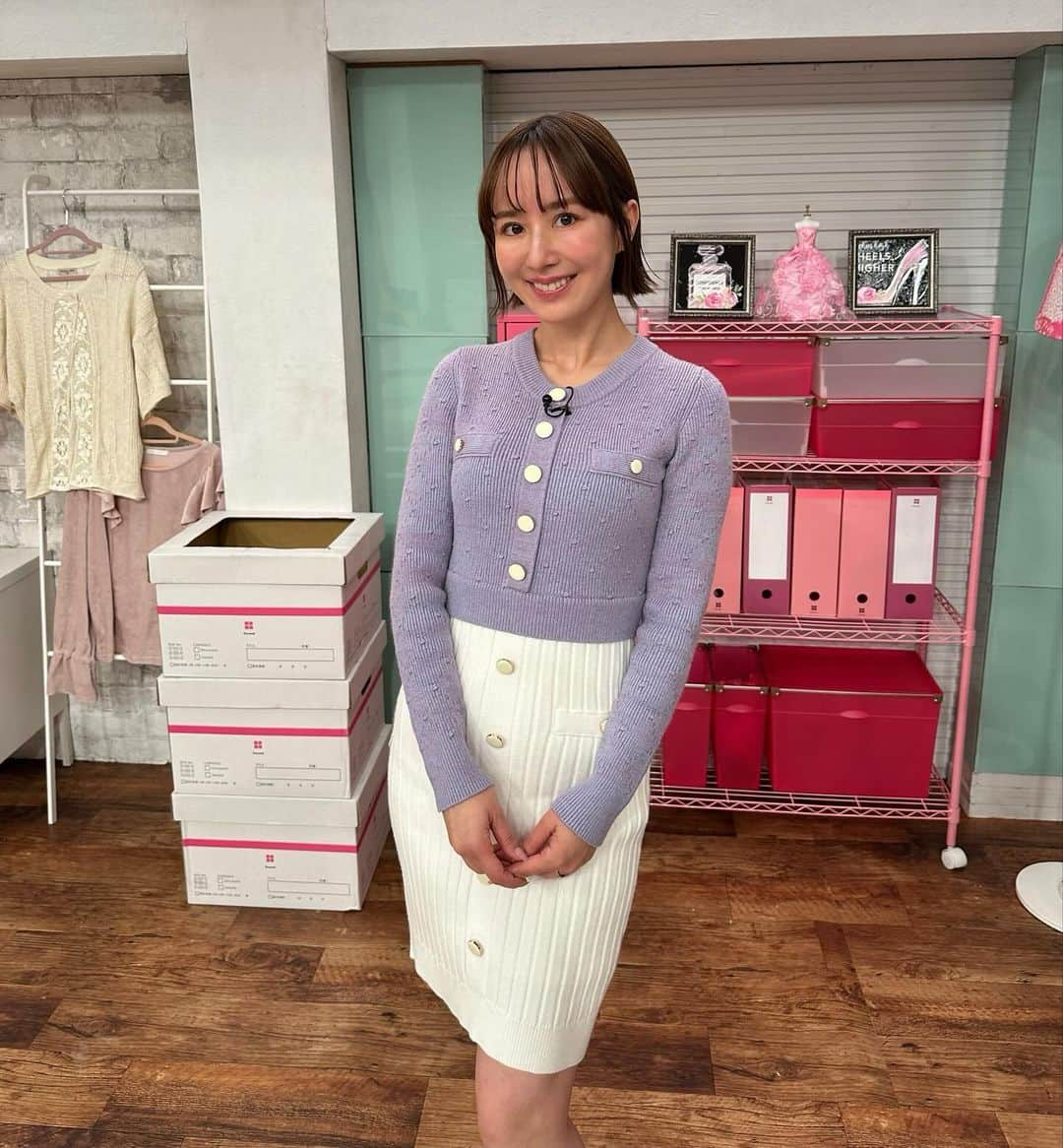 山川恵里佳のインスタグラム：「💜  スタジオ衣装 @emiriawiz_official  @stylia_official   #カイモノラボ」