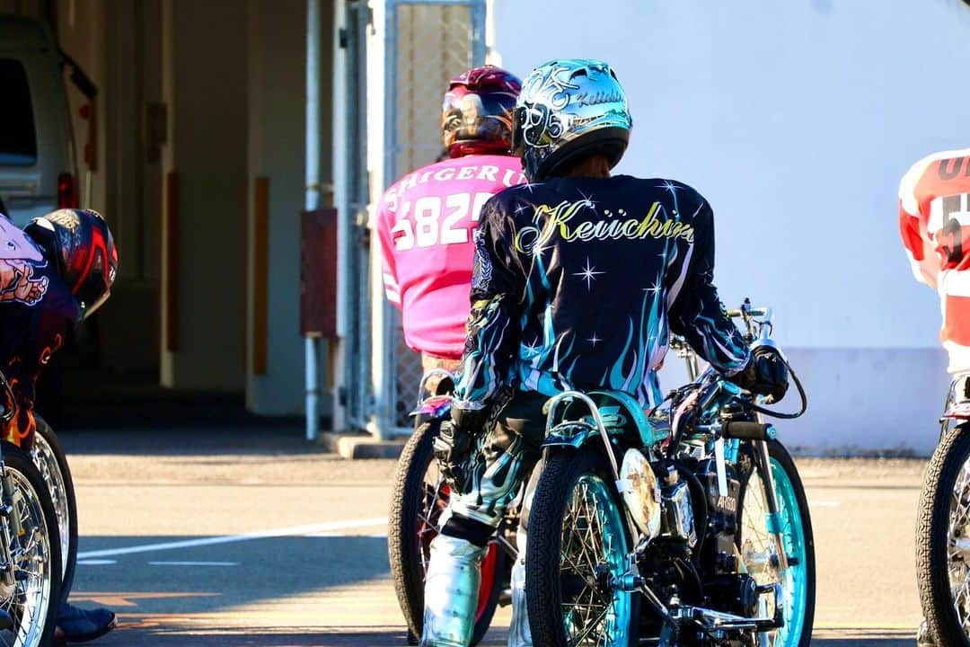 AKIさんのインスタグラム写真 - (AKIInstagram)「. . GⅠ開設67周年記念が終了。 バイクにまたがる姿！ やっぱりかっこいい〜♪ . 日差しがヘルメットや競走車に反射して キラキラしてこれまたカッコいい！！ . 普通マフラーでの開催は今年ラストでした！ 爆音聴き納め！ 5日間ありがとうございました♪ . . . #オートレース#飯塚オート #GⅠ開設記念#飯塚オートお誕生日 #優勝戦#鈴木圭一郎選手 #おめでとうございます #AKIカメラ #やはり1番に気付く #というかカメラ目線をくれる #鈴木宏和選手#流石です#笑」11月26日 18時06分 - aki_dosu