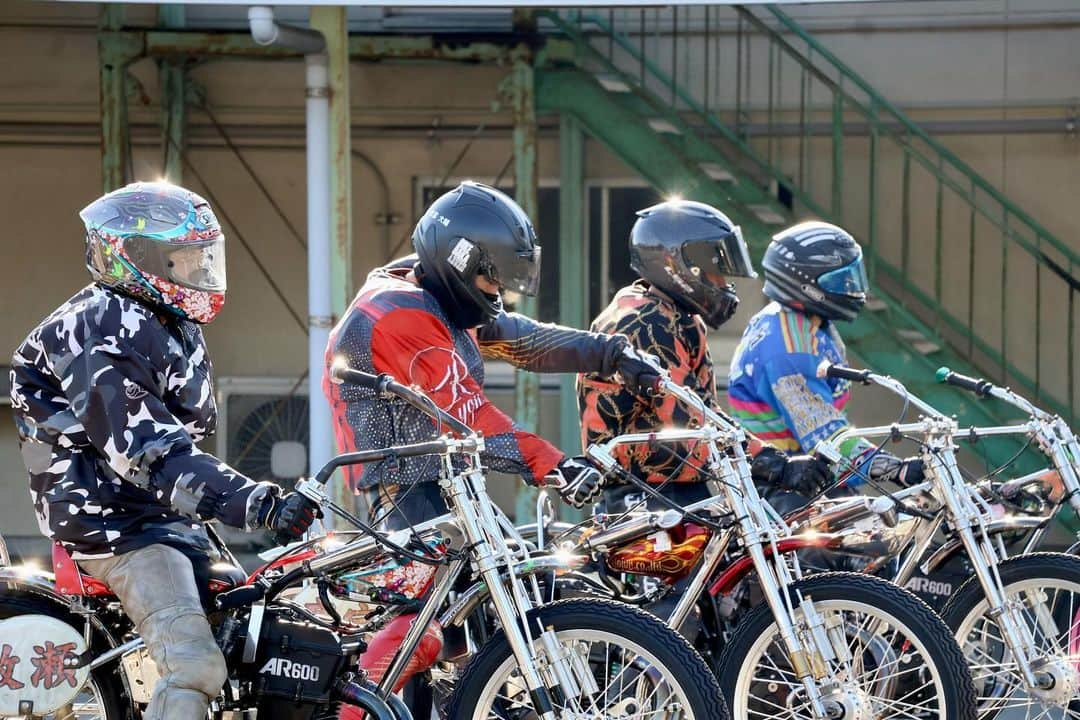 AKIのインスタグラム：「. . GⅠ開設67周年記念が終了。 バイクにまたがる姿！ やっぱりかっこいい〜♪ . 日差しがヘルメットや競走車に反射して キラキラしてこれまたカッコいい！！ . 普通マフラーでの開催は今年ラストでした！ 爆音聴き納め！ 5日間ありがとうございました♪ . . . #オートレース#飯塚オート #GⅠ開設記念#飯塚オートお誕生日 #優勝戦#鈴木圭一郎選手 #おめでとうございます #AKIカメラ #やはり1番に気付く #というかカメラ目線をくれる #鈴木宏和選手#流石です#笑」