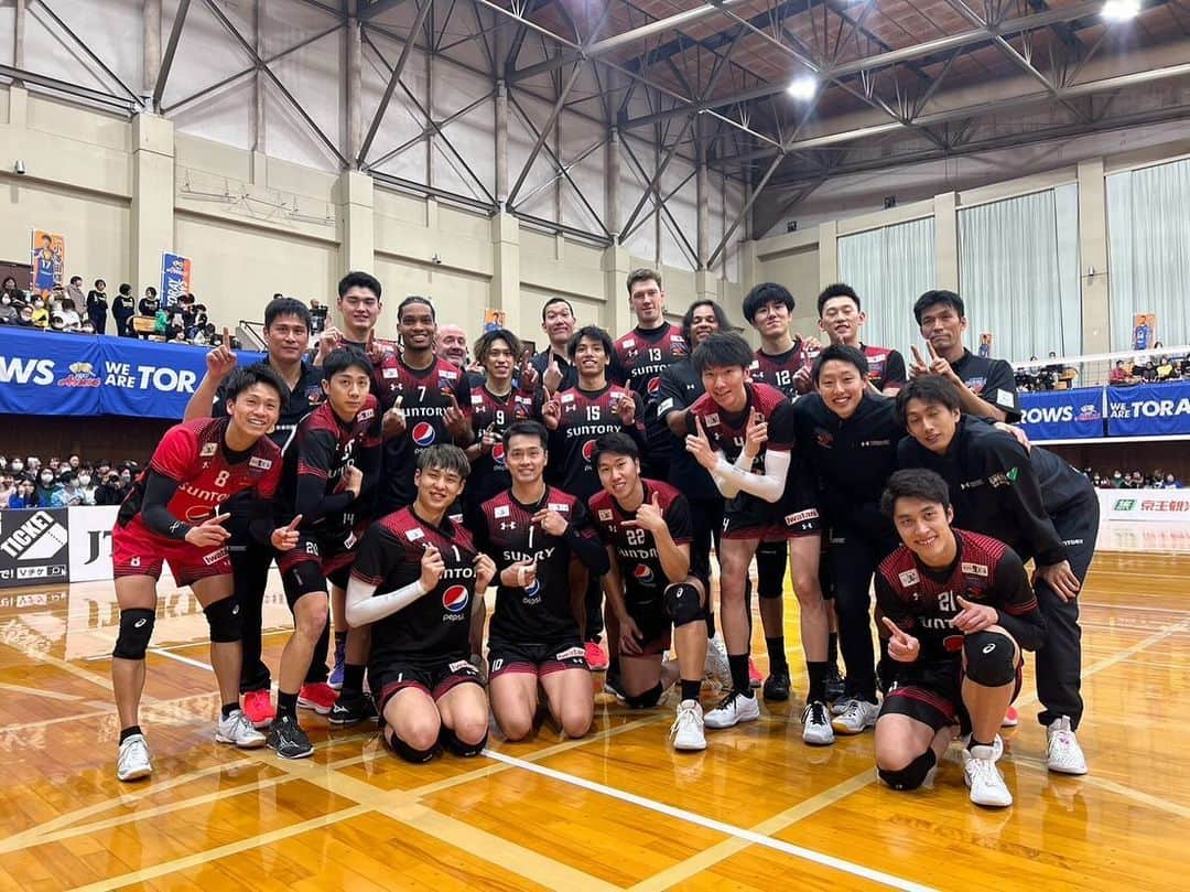 小野寺太志さんのインスタグラム写真 - (小野寺太志Instagram)「… vs TORAY 3-1 WIN !!! とてもタフなゲームでした🫠 健太郎のブロック流石でした👏  #1126 #11勝目 #Vリーグ #サントリーサンバーズ」11月26日 18時08分 - taishi.o