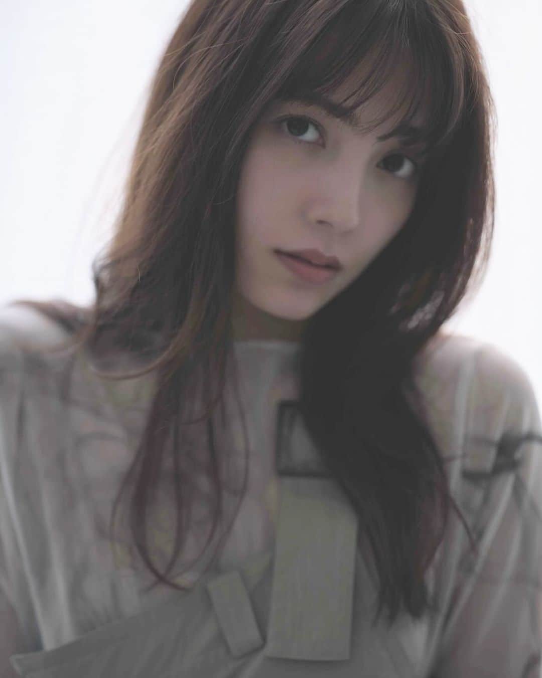南里美希のインスタグラム：「❤︎  15年前、上京して初めてのお仕事で撮影していただいたカメラマンの @yayamax88 さん 何年振りかに一緒に撮影できて、昔話に花を咲かせて楽しかったです💐 ポージングも表情を作ることもなーんにもできない私なのに、とてもかっこよく撮ってくれて！ 今でもそのときのことをふと思い出すのです。  今まで培ってきたものを次のステージに活かしていこう、 また新たな気持ちになりました✌️  そーんな気持ちが 出てるような、出てないような📸  #きっとでてます #shooting」