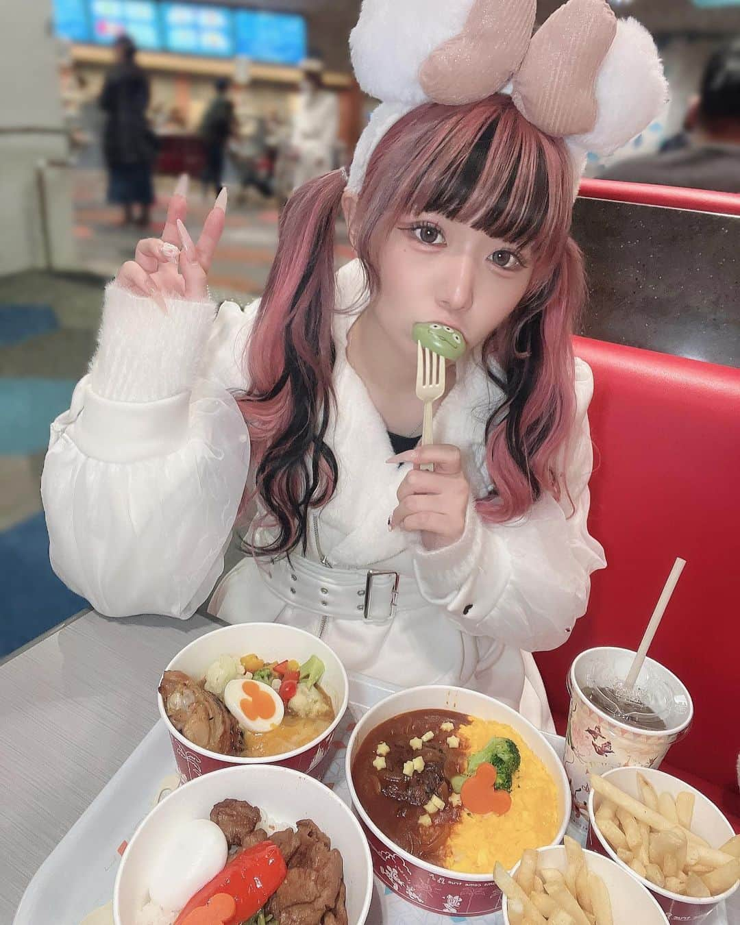 さきちゃんさんのインスタグラム写真 - (さきちゃんInstagram)「もぐもぐo(^o^)o 迷うね〜全部頼むか〜！っていつもなる😹 ㅤㅤㅤㅤㅤㅤㅤㅤㅤㅤㅤㅤㅤ #ankrouge #アンクルージュ #bemqin #東京ディズニーランド #ディズニーランド #tdl #tokyodisneyland #地雷系女子 #地雷 #地雷女 #地雷メイク #隠しきれないヲタク #量産型 #派手髪 #ハイトーン #ピンクヘアー #ピンク髪 #ツインテールの日 #自撮り界隈 #いいね返し」11月26日 18時13分 - ankrouge____saki