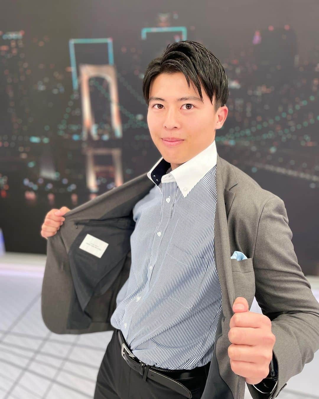 フジテレビ「プライムニュース イブニング」さんのインスタグラム写真 - (フジテレビ「プライムニュース イブニング」Instagram)「勝野アナは…ノーネクタイ！のポーズ。 なぜなら…生野アナは珍しいネクタイの衣装。  そして奥寺アナは…そんな二人のポーズをみてちょっと迷ってしまったのでした。  今週もご覧いただきありがとうございました！  #生野陽子 @yoko_shono #奥寺健 @fujitv_announcer #杉原千尋 @chihiro.sugihara #勝野健 @ken.katsuno #フジテレビ  #アナウンサー  #ニュース」11月26日 18時13分 - livenews_it