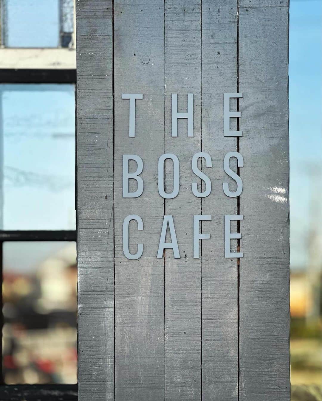 ナゴレコさんのインスタグラム写真 - (ナゴレコInstagram)「📍「THE BOSS CAFE」 ･････････････････････････････････････････  いちごパイやシュークリームがのった、甘党好きにはたらないパフェ🐇💕  今日は春日井にある「THE BOSS CAFE」さんをご紹介🍓✨ こちらのカフェでは、旬のフルーツをふんだんに使ったパフェやタルトが楽しめます🍴  その中でも今のおすすめは「苺ミルフィーユパフェ」🍓 いちごがふんだんに使われていて、グラスの上にはさらにいちごを挟んだミルフィーユパイが丸ごとドーンとのっています✨ なんとも贅沢ですね〜💕  贅沢なフルーツパフェをお探しの方には特におすすめ📸 思わず写真を撮りたくなる、インスタ映え間違いなしの一品です🥄 いちごを挟んだシュークリームがのった「苺シューパフェ」もあるので、好みに合わせてチョイスしてみてね🔖  ┈┈┈┈┈┈┈┈┈┈┈┈┈┈┈┈┈┈┈  🍤名古屋のローカルグルメメディア【ナゴレコ】🍤  名古屋人がレコメンドする本当に美味しい名古屋めし🥢 これさえフォローしておけば、街の流行りがきっとわかる◎ 100名以上の編集部で作り上げる、名古屋エリア最大規模のグルメメディアです📝  他の投稿はこちらから👉 @nagoya_food  ┈┈┈┈┈┈┈┈┈┈┈┈┈┈┈┈┈┈┈  素敵な投稿にタグ付けしていただきありがとうございます✨  #ナゴレコ で、あなたの投稿をリポスト！ webサイト「ナゴレコ」もチェックしてね👀 ･････････････････････････････････････････  ☞ photo by （ @rie.shibata.7127 ）さん  11月23日 ▷▷ 新作パフェ ✨ @thebosscafe.2023  　　『 季節 フルーツ 贅沢に使った パフェ•タルト 専門店 』  🍹 新鮮 こだわり果実 ✨ 　　贅沢に使用したフルーツパフェ 　　楽しめちゃう (≧∀≦)  ✨ THE BOSS CAFE 新作 苺パフェ ✨  ♦️ 苺ミルフィーユパフェ 2300円 ♦️ 　【 構成 】 　　⭐︎ ビター チョコクリーム 　　⭐︎ イチゴ 　　⭐︎ カスタードクリーム 　　⭐︎ パイ生地 　　⭐︎ スポンジケーキ 　　⭐︎ いちごソース 　　⭐︎ グラノーラ 　　⭐︎ いちごアイス 🍨 　　⭐︎ カスタードクリーム 　　⭐︎ いちご果肉入 ゼリー 　　大きさ 驚き‼️ (ﾟoﾟ;; 　　インパクトある〰︎ ∑(ﾟДﾟ) 　　苺 甘〰︎い ✨ 　　グラノーラ 食感楽しめちゃう (≧∀≦) 　　 ♦️ 苺シューパフェ　1850円 ♦️ 　【 構成 】 　⭐︎ イチゴ 　⭐︎ ビターチョコクリーム 　⭐︎ シュー生地 　⭐︎ グラノーラ 　⭐︎ スポンジケーキ 　⭐︎ いちごアイス 🍨 　⭐︎ カスタードクリーム 　⭐︎ いちご果肉入 ゼリー 　可愛い 💗 　甘さ控えめ ビターチョコクリーム 　いちご果肉入 ゼリー　贅沢 ✨  　構成 素晴らしい ✨ 　最初〜最後 イチゴ尽くし 💓 　味の変化も楽しめる (*≧∀≦*)  ♦️ 苺 存分に味わえる ✨✨ ♦️ 苺 好きにはたまらない逸品 ✨✨  ⚠️ 数量限定  🐕 テラス席 建築中 🏗️ 　　楽しみ〰︎ (*ﾟ▽ﾟ*) 　　  🏠 春日井市如意申町7-3-3 鈴木ビル 1F 🈺 11時〜18時 😴 水曜日 🅿️ ⭕️」11月26日 18時14分 - nagoya_food
