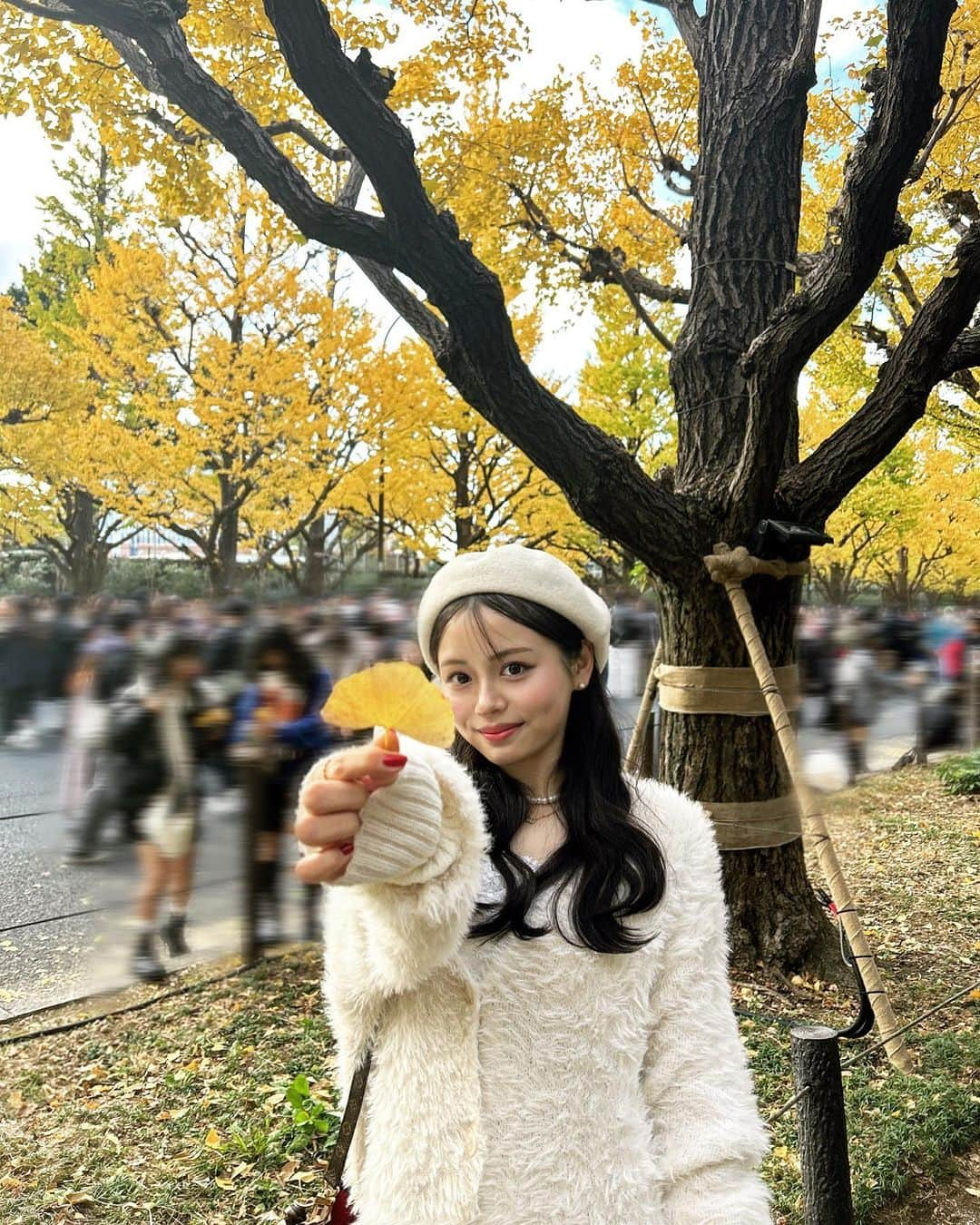 渡邉鈴音のインスタグラム：「イチョウ並木行ってきた🍁♪ 昨日からライトアップ始まってめちゃめちゃ人多かったー！  紅葉を見に来たついでにクリスマスマーケットも行ってきたよ🎅 気分はもうクリスマス🎅🎄☃️ 笑  ・ ・ ・ ・ ・ ・ #外苑前 #外苑前いちょう並木 #いちょう並木 #イルミネーション #ライトアップ #紅葉 #紅葉スポット #🍁」