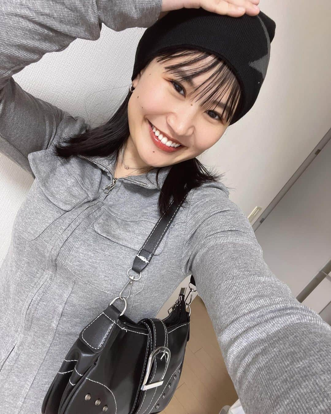 大関れいかのインスタグラム：「. 寒くなってきたねええ❄️ 冬でもy2k風味でアゲてくっ 服はSHEINだよん💫  【1.2枚目】 帽子：13348852 トップス：12138513 バッグ：13141454  【3.4.5枚目】 Tシャツ：11447266 アウター：11323148  クーポンコード：BFJP136  「試すたび、好きが見つかる。 届くたび、好きが増えてく。 30万点以上の人気アイテムが限定値下げ🔥」 @shein_japan #SHEINblackfriday#SHEINGoodFinds #SHEINforAll#loveshein#ad #saveinstyle#PR」