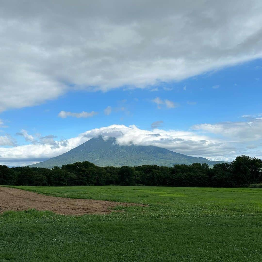 有村架純のインスタグラム：「🚲🍃  北海道ロケの思い出。#さよならのつづき  写真集が完成に近づいてきました。 写真展も含めて、こうしたい、ああしたいが実現できますように😙  喜んでくれたらいいなぁ。」