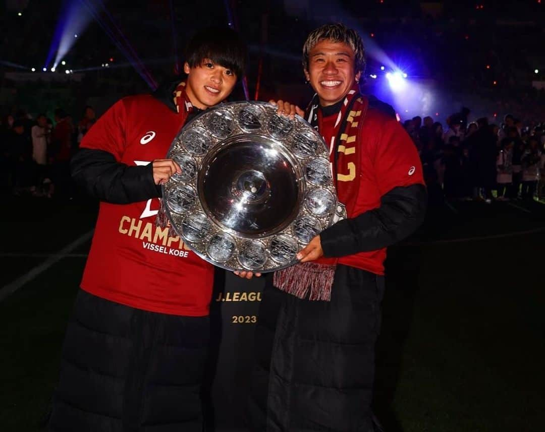 初瀬亮さんのインスタグラム写真 - (初瀬亮Instagram)「J1 LEAGUE CHAMPION🏆🥇  ヴィッセルに関わる全ての人に感謝したいです！ 言葉に表せないぐらいの感情があります。 ヴィッセルにきて苦しい、悔しいことのが多くて色々経験させてもらいました、でもこの瞬間の為にやり続けてきて本当に良かったなと思いました！  何よりも1の積み重ね、すぐに10にもならないし100にもならない、積み重ねる事でこの様なタイトルをものに出来たと思います！  最後に、サポーターの皆さんありがとう、 そして最高です！！！🫶🫶✨✨  #visselkobe  #2023  #jリーグchampions🏆」11月26日 18時17分 - hatsuseryo