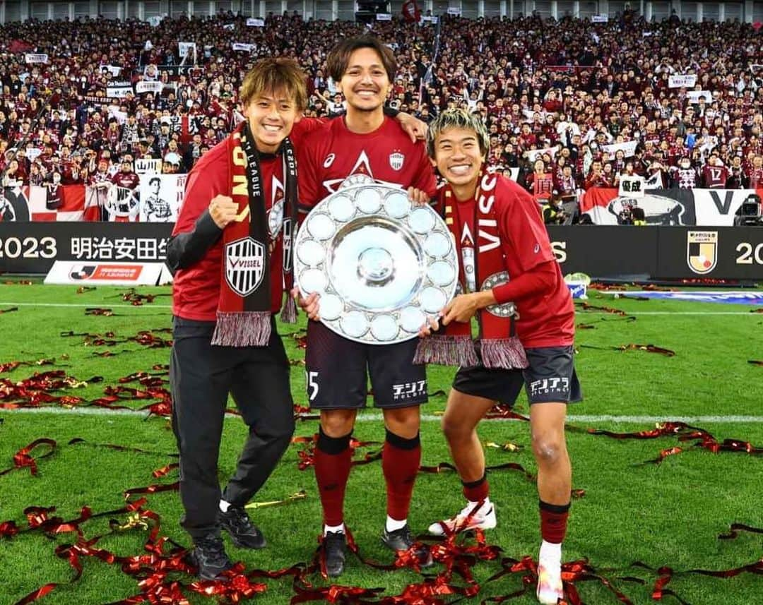 初瀬亮さんのインスタグラム写真 - (初瀬亮Instagram)「J1 LEAGUE CHAMPION🏆🥇  ヴィッセルに関わる全ての人に感謝したいです！ 言葉に表せないぐらいの感情があります。 ヴィッセルにきて苦しい、悔しいことのが多くて色々経験させてもらいました、でもこの瞬間の為にやり続けてきて本当に良かったなと思いました！  何よりも1の積み重ね、すぐに10にもならないし100にもならない、積み重ねる事でこの様なタイトルをものに出来たと思います！  最後に、サポーターの皆さんありがとう、 そして最高です！！！🫶🫶✨✨  #visselkobe  #2023  #jリーグchampions🏆」11月26日 18時17分 - hatsuseryo