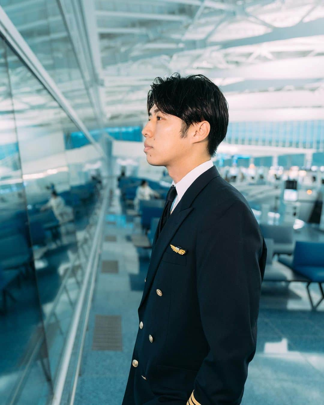 黄皓さんのインスタグラム写真 - (黄皓Instagram)「ANAのパイロット🧑‍✈️になりました（一瞬）  先日ANAさんTikTok撮影でパイロットの制服を着させて頂きました🙇‍♂️  男の子なら誰しもが一回は憧れる職業に一瞬でもなれて胸熱でした🔥 昔から乗ってた飛行機のしかもパイロット制服に一瞬でも袖を通させて頂き誠にありがとうございました！  に、似合ってますでしょうか、、、？？笑  @ana.japan のTikTokもリールもとてもユーモアがあって見応えあるのでぜひ覗いてみてね😆  めちゃくちゃバズった羽生結弦さんのダンスもあるので是非見てください😚  この写真も @photototo.10  一生俺の写真撮ってる気がする笑」11月26日 18時18分 - haohaohaokun