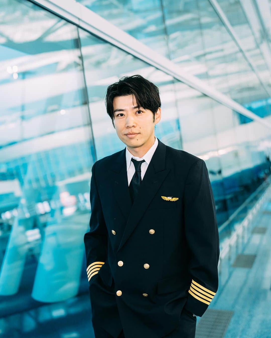 黄皓さんのインスタグラム写真 - (黄皓Instagram)「ANAのパイロット🧑‍✈️になりました（一瞬）  先日ANAさんTikTok撮影でパイロットの制服を着させて頂きました🙇‍♂️  男の子なら誰しもが一回は憧れる職業に一瞬でもなれて胸熱でした🔥 昔から乗ってた飛行機のしかもパイロット制服に一瞬でも袖を通させて頂き誠にありがとうございました！  に、似合ってますでしょうか、、、？？笑  @ana.japan のTikTokもリールもとてもユーモアがあって見応えあるのでぜひ覗いてみてね😆  めちゃくちゃバズった羽生結弦さんのダンスもあるので是非見てください😚  この写真も @photototo.10  一生俺の写真撮ってる気がする笑」11月26日 18時18分 - haohaohaokun