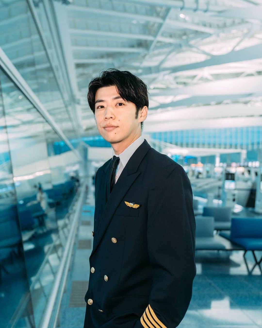 黄皓さんのインスタグラム写真 - (黄皓Instagram)「ANAのパイロット🧑‍✈️になりました（一瞬）  先日ANAさんTikTok撮影でパイロットの制服を着させて頂きました🙇‍♂️  男の子なら誰しもが一回は憧れる職業に一瞬でもなれて胸熱でした🔥 昔から乗ってた飛行機のしかもパイロット制服に一瞬でも袖を通させて頂き誠にありがとうございました！  に、似合ってますでしょうか、、、？？笑  @ana.japan のTikTokもリールもとてもユーモアがあって見応えあるのでぜひ覗いてみてね😆  めちゃくちゃバズった羽生結弦さんのダンスもあるので是非見てください😚  この写真も @photototo.10  一生俺の写真撮ってる気がする笑」11月26日 18時18分 - haohaohaokun