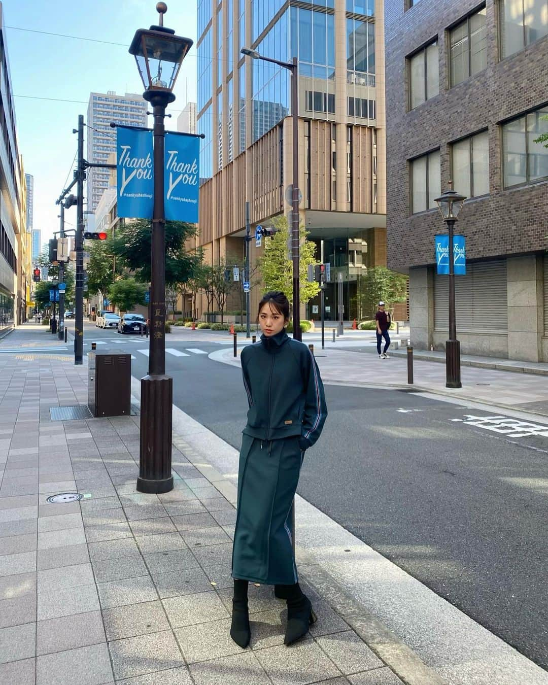 藤森マリナのインスタグラム：「秋に見せかけて🍂 真夏に撮影した秋服のオフショット🤳 ⠀ ⠀ ⠀ このセットアップ可愛すぎるぅ 実は夏だったので 2枚目以降はお盆休みらへんの写真たち☀️🎂🩷 #まりなはんコーデ」