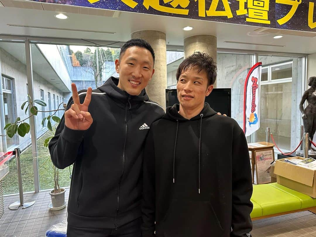 成田幸平のインスタグラム：「＊＊＊ 32-16で富山ドリームスに勝ちました✌️  僕はプレーしませんでしたが チームのみんなが戦ってくれました💪  次は12月2日に年内最後のホーム戦があるので 佐賀に戻って良い準備します👍  会場でたくさんの熱い応援 よろしくお願いします🫡  写真は湧永時代の先輩の桑野さん✨ 相変わらずでした。笑  #トヨタ紡織九州レッドトルネードSAGA #HANDBALL #ハンドボール #JHL #日本ハンドボールリーグ #BEUERFEIND #MIZUNO」