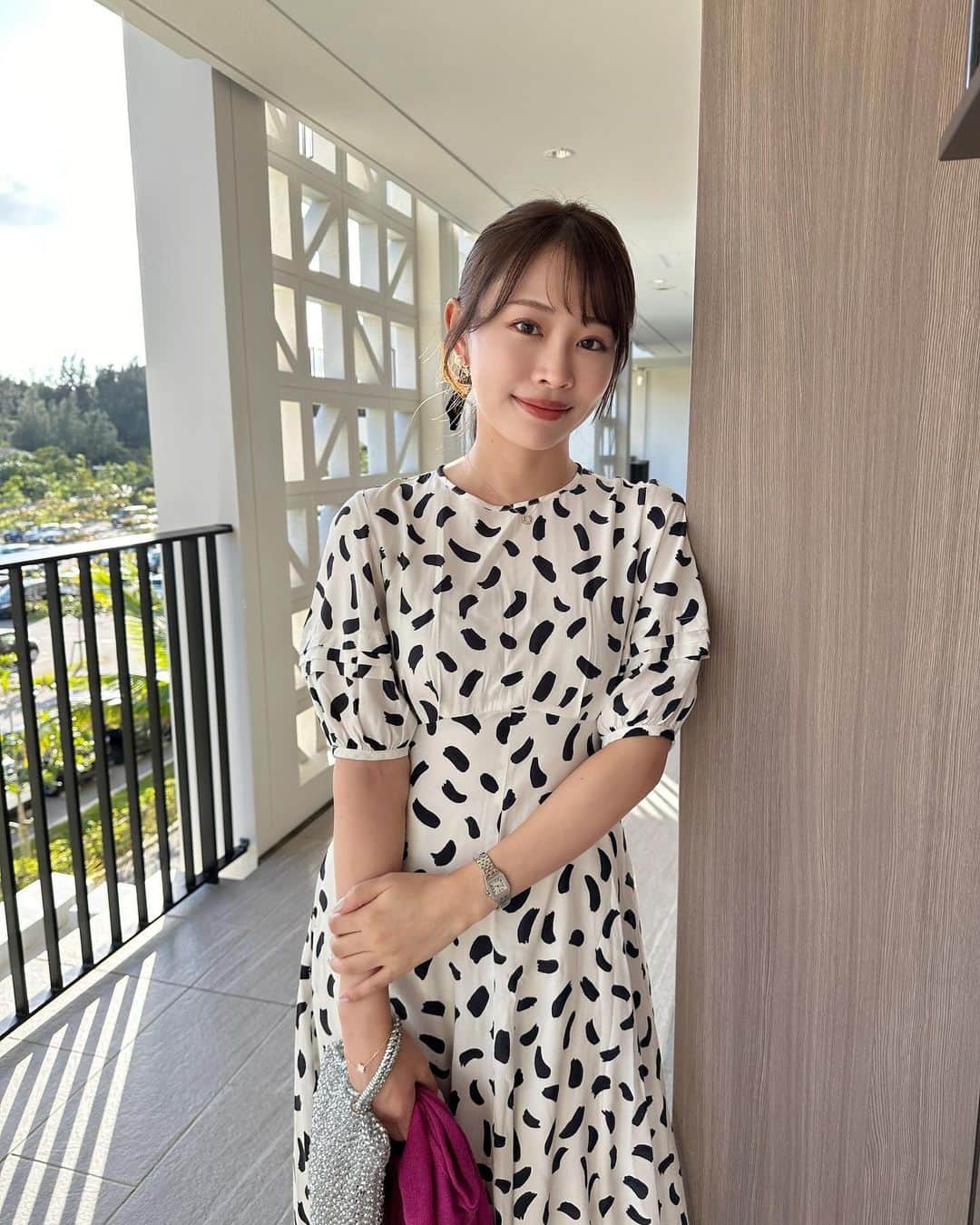 高木由梨奈のインスタグラム：「なんだかsnsをお休みしてしまっていた💭 また更新始めます✌️  人生初沖縄🌴最高すぎた〜✨ ここからいくつか沖縄投稿続くと思いますがお付き合いください☺️✌️  このワンピースは @uniqlo_jp でセールで¥1990だったの🤍 黒と白と2色買いした👏」