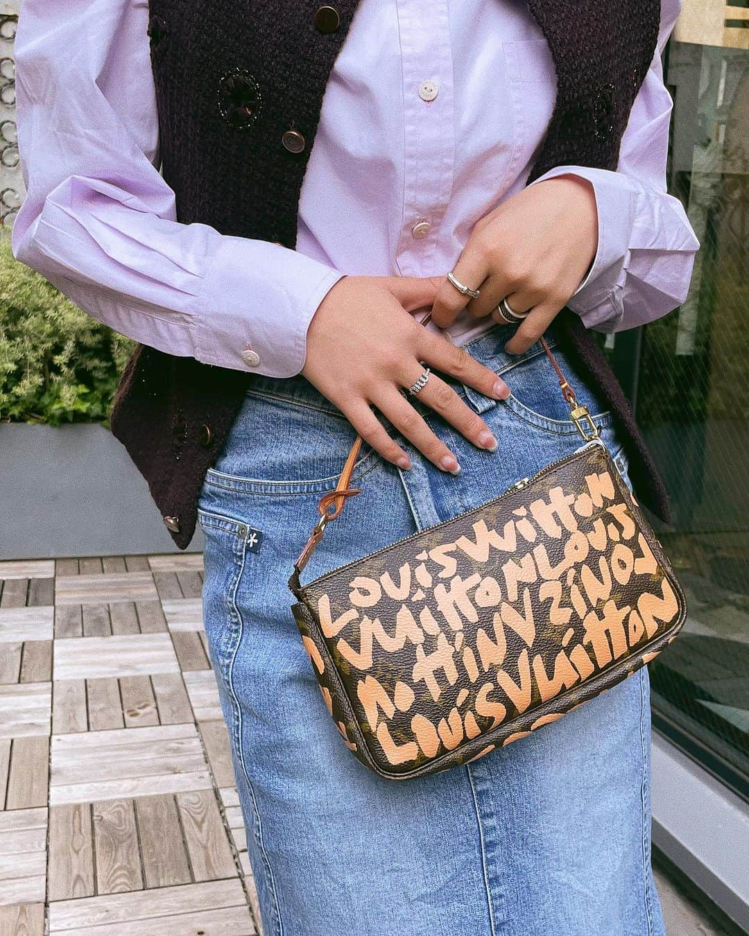 vintage Qooさんのインスタグラム写真 - (vintage QooInstagram)「Nostalgic #LouisVuitton items from 2000s 😎  ▼Customer service English/Chinese/Korean/Japanese *Please feel free to contact us! *商品が見つからない場合にはDMにてお問い合わせください   ▼International shipping via our online store. Link in bio.  #tokyovintageshop #오모테산도 #omotesando #aoyama #表参道 #명품빈티지 #빈티지패션 #도쿄빈티지샵  #ヴィンテージファッション #ヴィンテージショップ」11月26日 18時24分 - vintageqoo