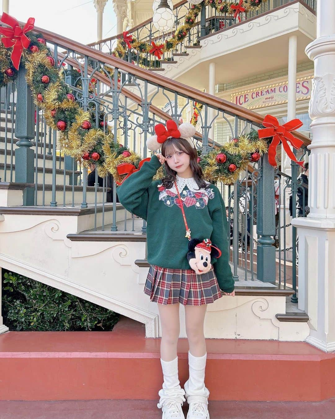 りこたにえんさんのインスタグラム写真 - (りこたにえんInstagram)「クリスマスディズニーがいちばんすき❤️🌲  赤と緑の組み合わせほんとにかわいい🤭  #tdl #tokyodisneyland #東京ディズニーランド　#クリスマスディズニー」11月26日 18時25分 - ricotanien