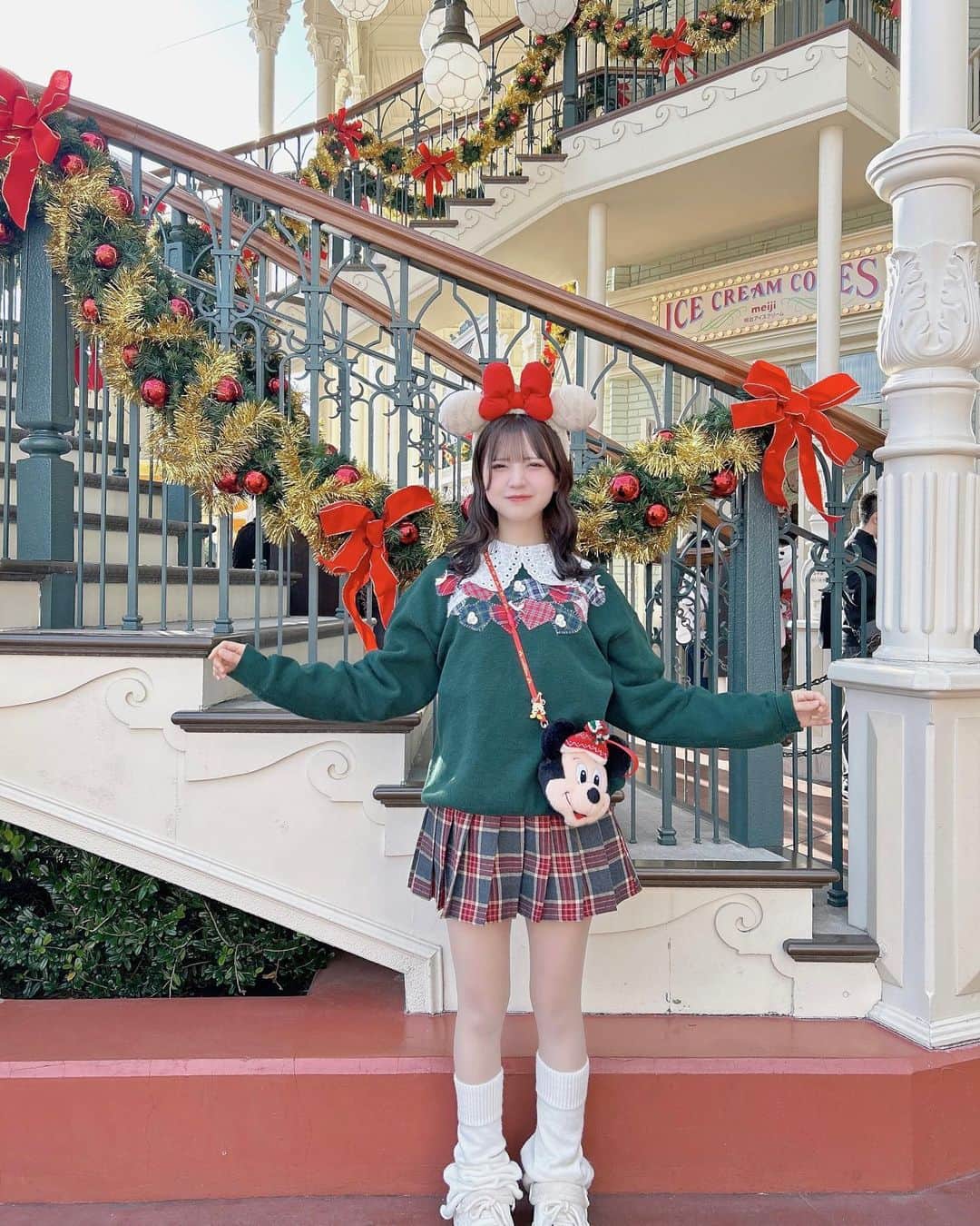 りこたにえんさんのインスタグラム写真 - (りこたにえんInstagram)「クリスマスディズニーがいちばんすき❤️🌲  赤と緑の組み合わせほんとにかわいい🤭  #tdl #tokyodisneyland #東京ディズニーランド　#クリスマスディズニー」11月26日 18時25分 - ricotanien