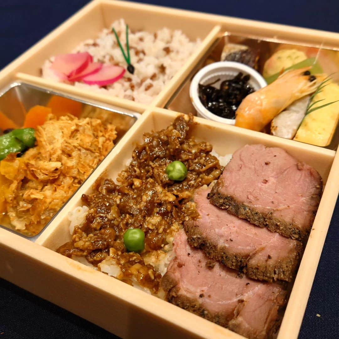 高井俊彦さんのインスタグラム写真 - (高井俊彦Instagram)「やっと行けたぁ〜🙌‼️ 食券制カウンター席のみのピザの名店 #大阪市西区新町 #ピッツェリアダティグレ ご主人のピザを広げる手際の良さを間近で見れて、大きな釜であっという間に焼けて出てくる絶品ビザ🍕 うんまかったぁ〜〜😍💓  昨夜のー。 #グランヴィア京都  #京都学園大学京都先端科学大学同窓会 でのミニ新喜劇✌ 楽しかったぁ〜⤴️⤴️⤴️ お弁当の牛しぐれ旨すぎたぁ〜‼️ ホテルの喫煙所の景色が、生きてきた中でＮｏ．１やったぁ🌃✨」11月26日 18時25分 - takai_toshihiko