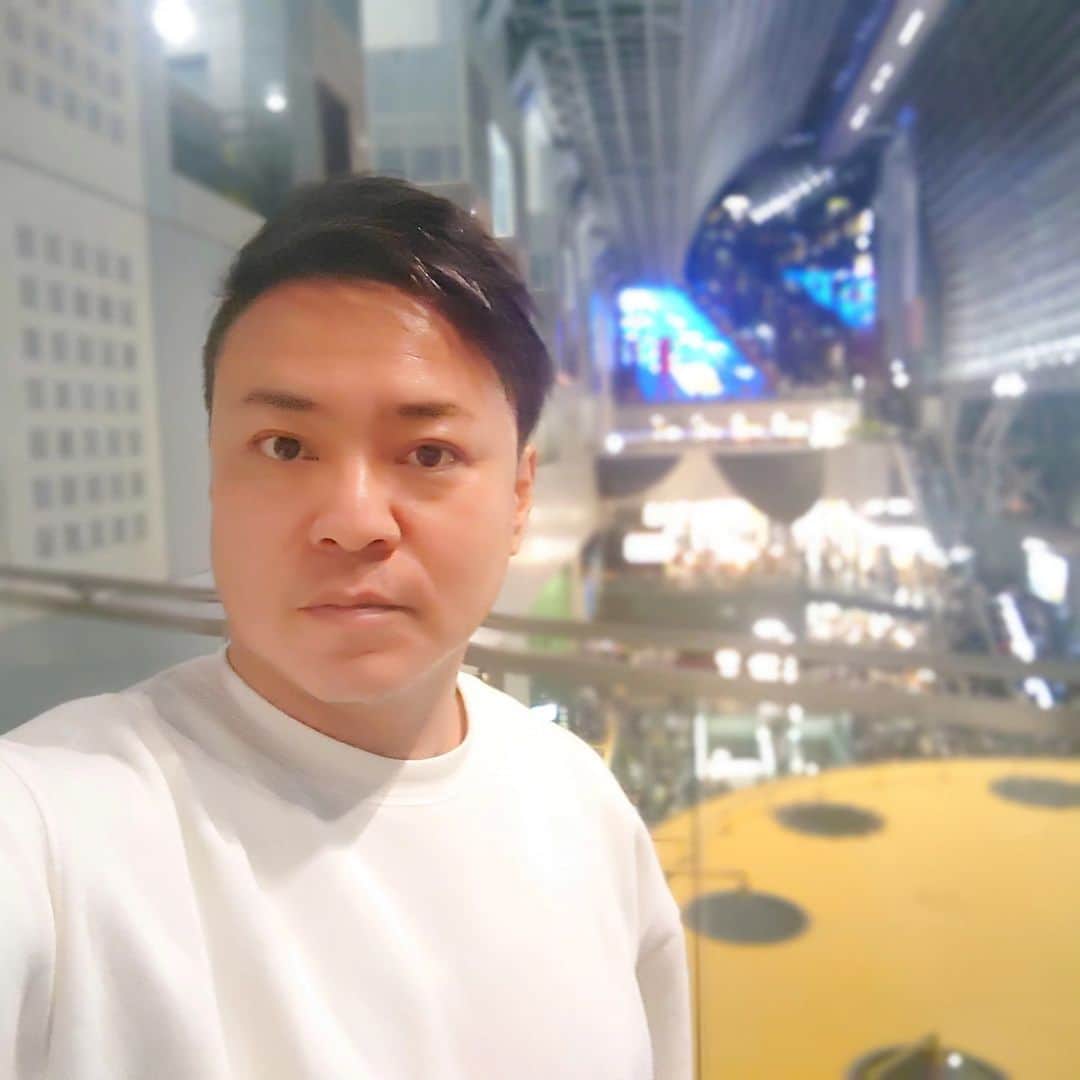 高井俊彦さんのインスタグラム写真 - (高井俊彦Instagram)「やっと行けたぁ〜🙌‼️ 食券制カウンター席のみのピザの名店 #大阪市西区新町 #ピッツェリアダティグレ ご主人のピザを広げる手際の良さを間近で見れて、大きな釜であっという間に焼けて出てくる絶品ビザ🍕 うんまかったぁ〜〜😍💓  昨夜のー。 #グランヴィア京都  #京都学園大学京都先端科学大学同窓会 でのミニ新喜劇✌ 楽しかったぁ〜⤴️⤴️⤴️ お弁当の牛しぐれ旨すぎたぁ〜‼️ ホテルの喫煙所の景色が、生きてきた中でＮｏ．１やったぁ🌃✨」11月26日 18時25分 - takai_toshihiko