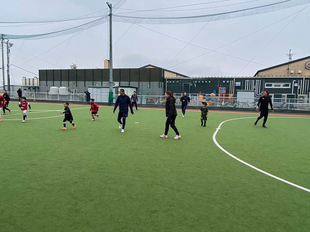 坪井慶介さんのインスタグラム写真 - (坪井慶介Instagram)「「FBモーゲージ親子サッカー」 さいたま県、川越にあるFBモーゲージスタジアムで 親子でサッカー（ボール遊び）してきました⚽️ 岡野さんも一緒ーー‼️ 親子で協力🤝 親子で対決💪 親 vs 子供の試合では大人気ない大人がたくさんいました🤣🤣 いいんです！！ 楽しい時間でしたーー  #fbモーゲージ  #fbモーゲージスタジアム  #親子サッカー  #親子協力  #親子対決  #大人気ない大人がいっぱい  #それでいいんです  #オトナツボイ  #オトコツボイ  #全力中年  #今日は声出しがメイン  #コーチングボイ  #野人と坊主  #ボールがボールにボールをのせてる  #ボールツボイ」11月26日 18時25分 - keisuke_tsuboi0916