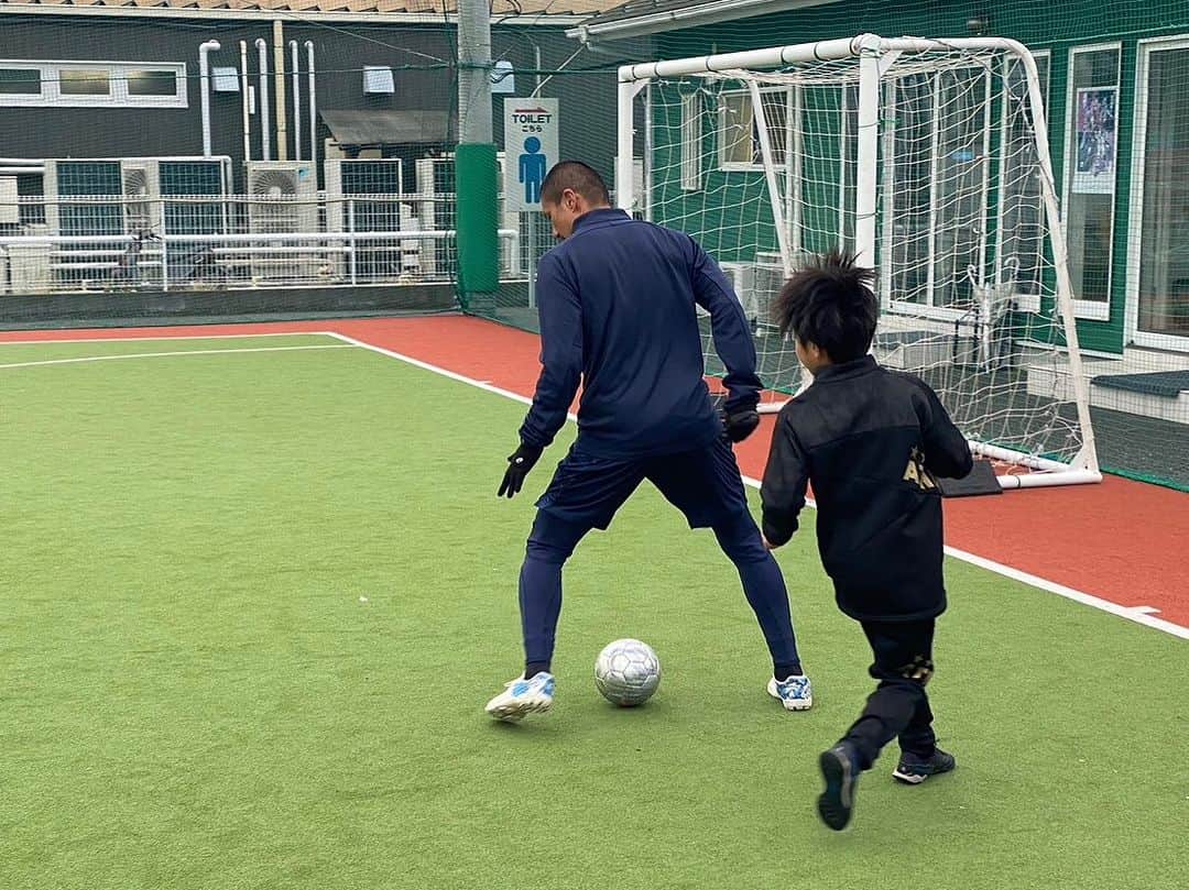 坪井慶介さんのインスタグラム写真 - (坪井慶介Instagram)「「FBモーゲージ親子サッカー」 さいたま県、川越にあるFBモーゲージスタジアムで 親子でサッカー（ボール遊び）してきました⚽️ 岡野さんも一緒ーー‼️ 親子で協力🤝 親子で対決💪 親 vs 子供の試合では大人気ない大人がたくさんいました🤣🤣 いいんです！！ 楽しい時間でしたーー  #fbモーゲージ  #fbモーゲージスタジアム  #親子サッカー  #親子協力  #親子対決  #大人気ない大人がいっぱい  #それでいいんです  #オトナツボイ  #オトコツボイ  #全力中年  #今日は声出しがメイン  #コーチングボイ  #野人と坊主  #ボールがボールにボールをのせてる  #ボールツボイ」11月26日 18時25分 - keisuke_tsuboi0916
