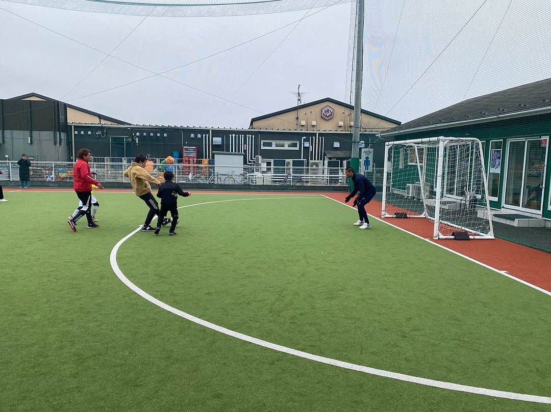 坪井慶介さんのインスタグラム写真 - (坪井慶介Instagram)「「FBモーゲージ親子サッカー」 さいたま県、川越にあるFBモーゲージスタジアムで 親子でサッカー（ボール遊び）してきました⚽️ 岡野さんも一緒ーー‼️ 親子で協力🤝 親子で対決💪 親 vs 子供の試合では大人気ない大人がたくさんいました🤣🤣 いいんです！！ 楽しい時間でしたーー  #fbモーゲージ  #fbモーゲージスタジアム  #親子サッカー  #親子協力  #親子対決  #大人気ない大人がいっぱい  #それでいいんです  #オトナツボイ  #オトコツボイ  #全力中年  #今日は声出しがメイン  #コーチングボイ  #野人と坊主  #ボールがボールにボールをのせてる  #ボールツボイ」11月26日 18時25分 - keisuke_tsuboi0916