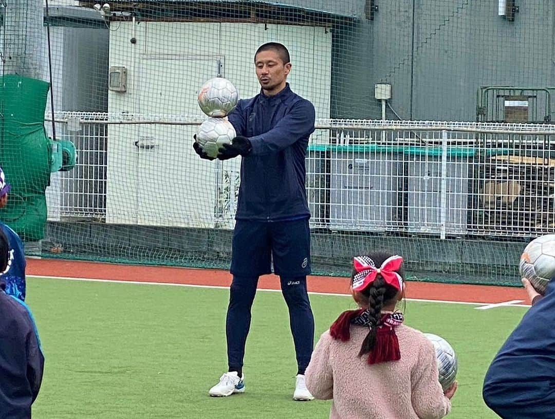 坪井慶介さんのインスタグラム写真 - (坪井慶介Instagram)「「FBモーゲージ親子サッカー」 さいたま県、川越にあるFBモーゲージスタジアムで 親子でサッカー（ボール遊び）してきました⚽️ 岡野さんも一緒ーー‼️ 親子で協力🤝 親子で対決💪 親 vs 子供の試合では大人気ない大人がたくさんいました🤣🤣 いいんです！！ 楽しい時間でしたーー  #fbモーゲージ  #fbモーゲージスタジアム  #親子サッカー  #親子協力  #親子対決  #大人気ない大人がいっぱい  #それでいいんです  #オトナツボイ  #オトコツボイ  #全力中年  #今日は声出しがメイン  #コーチングボイ  #野人と坊主  #ボールがボールにボールをのせてる  #ボールツボイ」11月26日 18時25分 - keisuke_tsuboi0916