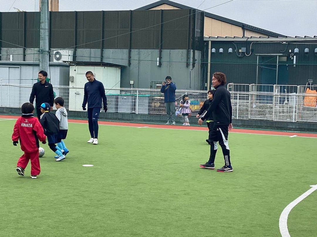 坪井慶介さんのインスタグラム写真 - (坪井慶介Instagram)「「FBモーゲージ親子サッカー」 さいたま県、川越にあるFBモーゲージスタジアムで 親子でサッカー（ボール遊び）してきました⚽️ 岡野さんも一緒ーー‼️ 親子で協力🤝 親子で対決💪 親 vs 子供の試合では大人気ない大人がたくさんいました🤣🤣 いいんです！！ 楽しい時間でしたーー  #fbモーゲージ  #fbモーゲージスタジアム  #親子サッカー  #親子協力  #親子対決  #大人気ない大人がいっぱい  #それでいいんです  #オトナツボイ  #オトコツボイ  #全力中年  #今日は声出しがメイン  #コーチングボイ  #野人と坊主  #ボールがボールにボールをのせてる  #ボールツボイ」11月26日 18時25分 - keisuke_tsuboi0916