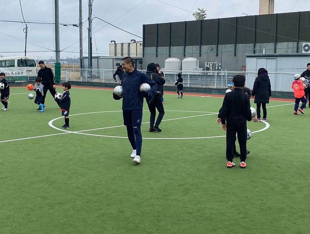 坪井慶介さんのインスタグラム写真 - (坪井慶介Instagram)「「FBモーゲージ親子サッカー」 さいたま県、川越にあるFBモーゲージスタジアムで 親子でサッカー（ボール遊び）してきました⚽️ 岡野さんも一緒ーー‼️ 親子で協力🤝 親子で対決💪 親 vs 子供の試合では大人気ない大人がたくさんいました🤣🤣 いいんです！！ 楽しい時間でしたーー  #fbモーゲージ  #fbモーゲージスタジアム  #親子サッカー  #親子協力  #親子対決  #大人気ない大人がいっぱい  #それでいいんです  #オトナツボイ  #オトコツボイ  #全力中年  #今日は声出しがメイン  #コーチングボイ  #野人と坊主  #ボールがボールにボールをのせてる  #ボールツボイ」11月26日 18時25分 - keisuke_tsuboi0916