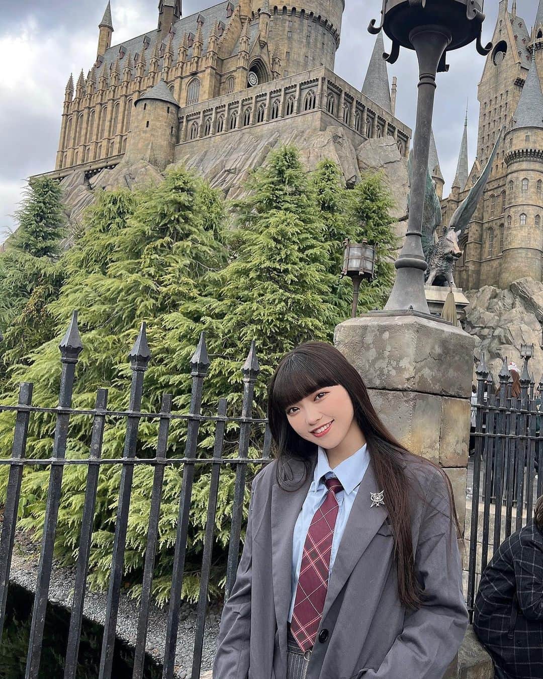 のインスタグラム：「ユニバコーデ👧🏻❤️ ･ ハリーポッター意識で ちょっと制服ぽいコーデにしたよ💙 ･  #ユニバ #ユニバーサルスタジオジャパン  #universalstudiosjapan  #大阪 #観光 #思い出 #制服 #ハリーポッター  #ハリポタ  #harrypotter  #ネクタイ #ジャケット #シャツ #スカート #ぱっつん前髪  #ストレート #ロングヘア  #ootd  #コーデ  #ひめりの私服はこれだ」