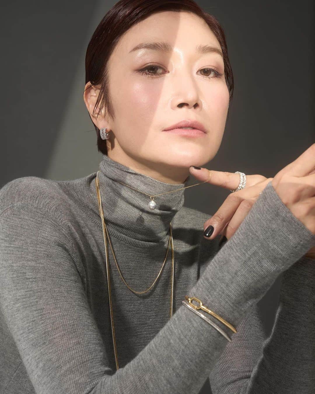 ピョン･ジョンスのインスタグラム：「알아요 터틀렉은 부드러워야해요  목이 긴 저도 답답하거나 까슬거리면 못입어요  하루종일 짜증나죠  그래도 어째요 ㅠㅠ겨울에는 터틀렉을 입어야는데 목이 따뜻해야 찬바람 안들죠   매 시즌 선보이는 극강의 부드러움을 자랑하는 실크 텍스쳐 Royal Cashmere Collection  이탈리아 로로피아나 캐시미어+실크 텍스트만 봐도 부드러워보이죠?  베이직의 중요함이 남 달라요  착용했을 때 입은 듯 안입은 듯 가볍고 살결 같은 부드러운 느낌  입고 자도 될 정도로 따뜻해요  그냥저냥 니트 아니고 캐시미어에요  보플도 잘 안나고 목도 안 조이고  백화점에서는 이 터틀이 젤 인기 좋아요  입을때마다 살아나요!  저 이렇게 단품은 오픈 잘 안한다 했죠?  이건 스페셜리스트로  클래식한 디자인이 돋보이는 고급스러운 아이에요   몸에 착 감기는게 넘 부드러워요  Onesize지만 44-77까지 입을수있어요  신기해요 각 몸에 맞춰 싸악 감겨요 😝 Black/Gray/Beige 3가지 칼라 다 이뽀!!  이따 8시 편하게 봐용  👁️‍🗨️Mari x Hoya 🔜11.27 9am 👁️‍🗨️」