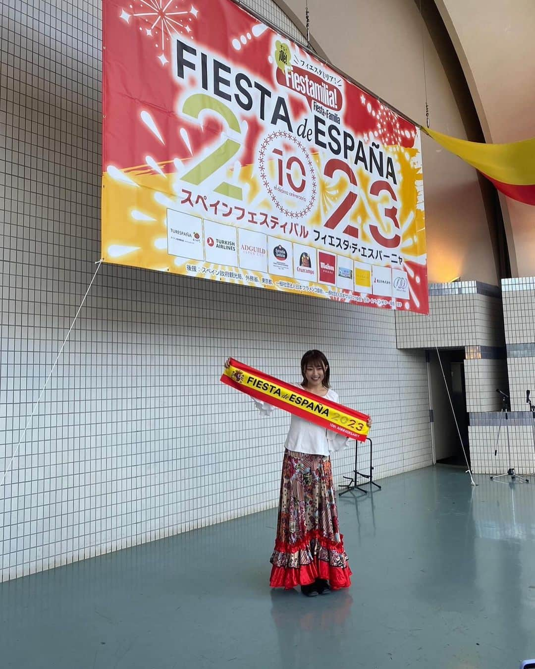 上枝恵美加さんのインスタグラム写真 - (上枝恵美加Instagram)「Fiesta de España (11/18〜11/19)  こちらも改めて投稿を。  オフィシャルレポーターとして 2日間代々木公園の会場を練り歩いておりました！  会場は代々木公園だったけど私たちはスペインにいましたね。ほんと。 お天気にも恵まれて最高だったな〜！ このような形でイベントに携わらせて頂けて大変光栄でした！  📝(memo) ②スペインビール飲み比べ🍻ここにはないけどレモンビアーが1番好きです ③Tió🪵エルモみたいな顔おる〜かわよ〜 ⑤ MCのビールおじさん(ヒラマツさん)とマリーサさんとﾊﾟｼｬﾘ ⑥サンタランの柄の巨大パエリア ⑦大変繁盛 ⑧フラメンコ衣装を着させて頂いていたのでフラメンコステージに飛び入り参加させて頂きました！初だったけど、踊れるようになりたいと本当に思いました💃🏻」11月26日 18時31分 - emika_kamieda