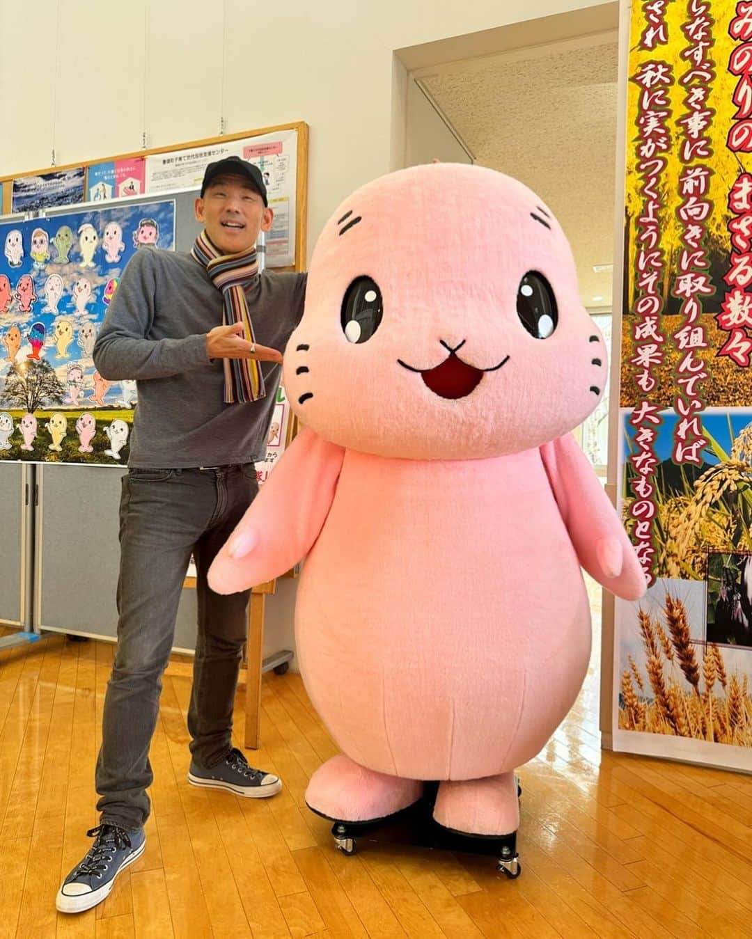 木山裕策のインスタグラム：「豊頃町のマスコット「トヨッピー」と😁。 募金して可愛いピンバッジをもらったのですが、ホント可愛いですよね😍。  そして今日は、けん玉パフォーマー「ZOOMADANKE」さんとご一緒させていただきました。僕も舞台袖から、見たことのないけん玉の凄技を楽しませていただきましたよー🤗。」