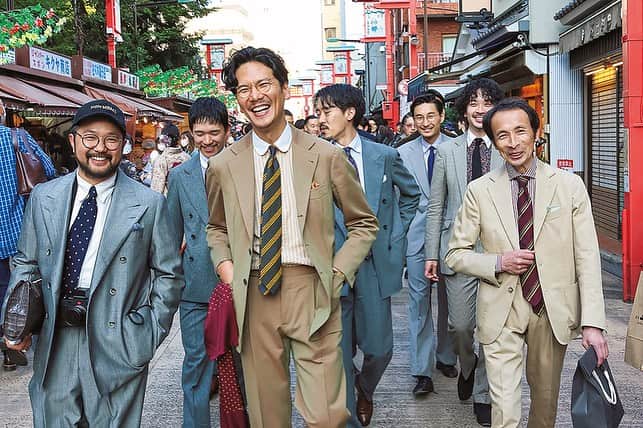 2nd編集部さんのインスタグラム写真 - (2nd編集部Instagram)「. 「スーツをもっと身近なものに！　 浅草から巻き起こるムーブメント。」  メンズドレスファッションの発展を目指し、結成された有志のチーム「背広散歩」。日本のメンズドレスファッションを牽引する、個性豊かなメンバーが名を連ねている。そんな彼らが去る10月28日に一般の方も参加できるオフ会を開催。2nd編集部が密着した当日の様子をお届けします！  #2nd #2ndmagazine #背広散歩 #mensdress」11月26日 18時32分 - 2nd_magazine