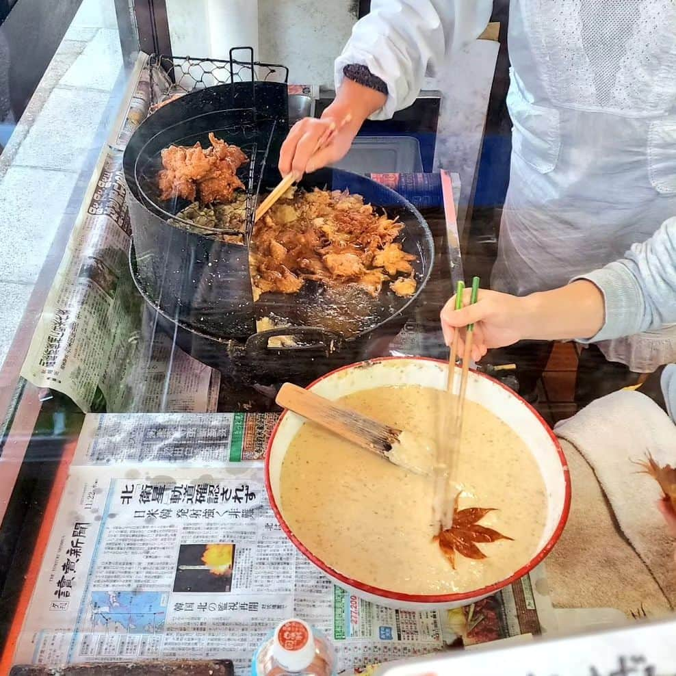 ケニチのインスタグラム：「もみじ天ぷらをつまみに日本酒頂くかな🍁🍶 #箕面　#紅葉　#紅葉」