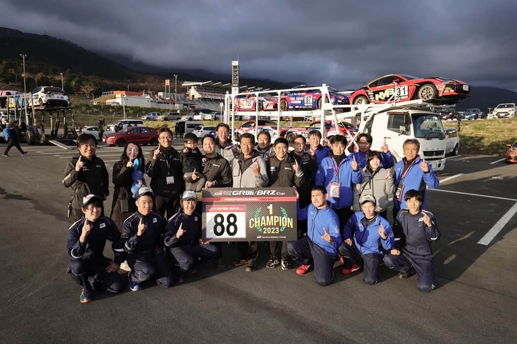 井口卓人のインスタグラム：「86/BRZ Cup最終戦。スタート直後のアクシデントで止まっていた車両を避ける事ができずリタイアに終わりました。チェッカーまで車を運べなかった悔しさが大きいですが、それよりも皆んなで作り上げた大切な車を壊してしまった事が辛かった。チームの皆んなに申し訳ないです。  ですが、2023年 86/BRZ Cup Professional class シリーズチャンピオンを獲得する事ができました‼️  チーム発足して1年目で、こんな素晴らしい結果を獲得する事ができて、チーム皆んなの頑張りが結果につながって本当に良かったです☺️  応援ありがとうございました！ @tokyo_subaru.official  @chibasubaru  #TeamTakuty」