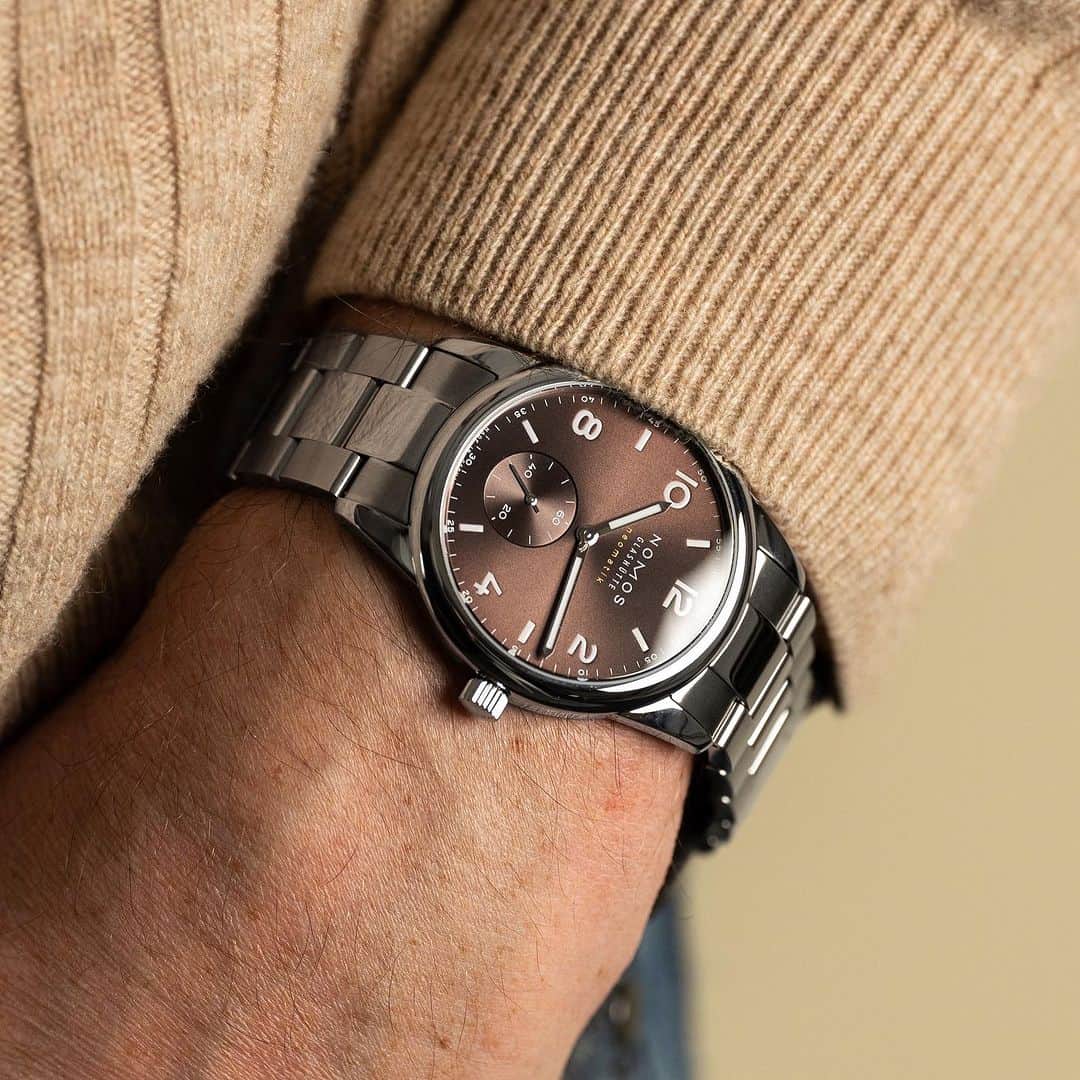 Daily Watchのインスタグラム：「An excellent choice for the early winter, this @nomos_glashuette Club Sport  neomatik 39 tabac. Subtle, stylish and versatile. #nomosglashuette #nomosclubsport」