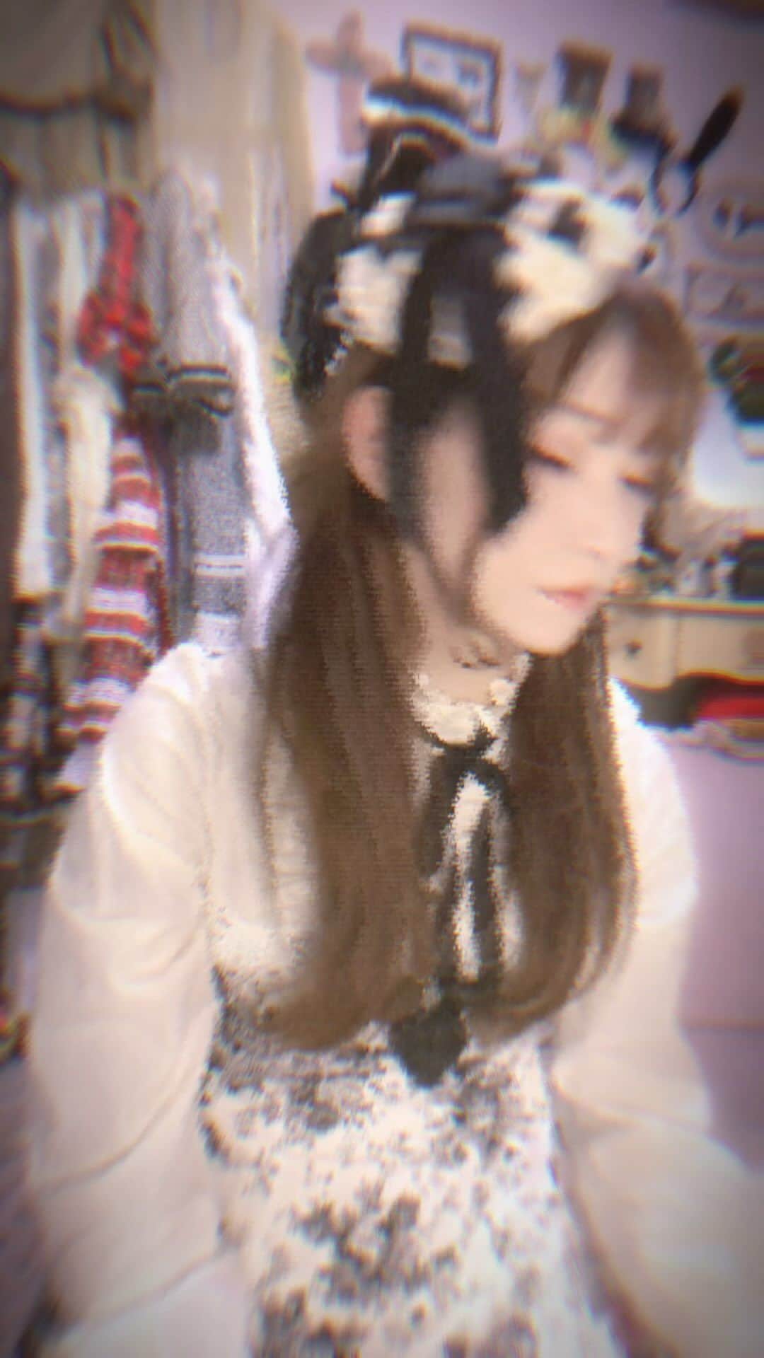のインスタグラム：「アニメの初代シリーズからずーっと、歌唱を担当していました！私がどのキャラクター達を担当してたかわかった方はコメント待ってます🤍  【歌って踊ってみた】《人マニア》  .  .  #アイカツ #ロリィタ #歌ってみた #shorts」