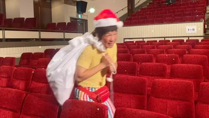 のインスタグラム：「🎄🌈Xmasまであと1ヶ月🌈🎄  明日11/27(月)までよしもと祇園花月にて吉本新喜劇は「アキ助のスパッツと友達は裏切らへん！」上演中🤣✨ @gionkagetsu   12/5(火)〜12/11(月)はなんばグランド花月出演とアキ助は絶賛駆け回っております🍭 @nambagrandkagetsu   間も無く楽しいお知らせも🎶 お楽しみに👏🧑‍🎄  #吉本新喜劇 #アキ助」